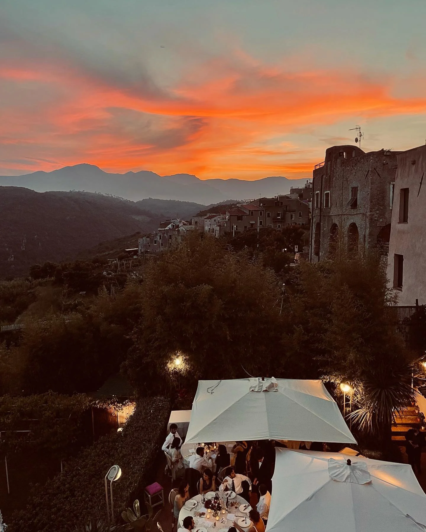 🥂saturday sunset 🌄
.
.
.
#sunset #letereazze #leterrazzecocktailbar #cocktailbar #leterrazzeverezzi #ilcappero #ilcapperoverezzi #ilcapperoristorante #colors #sky #tramonto #liguriansky #liguria #livingliguria #igersliguria #beautifulsky #igersvere