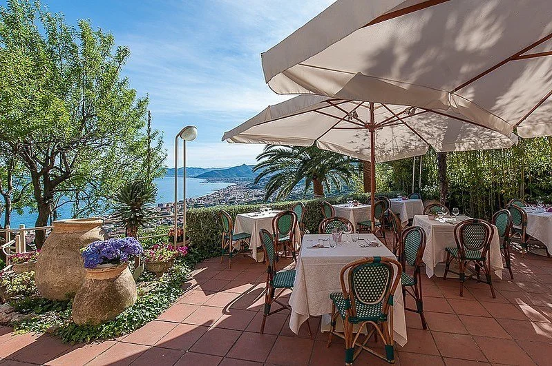 NUOVO ORARIO 🟡ZONA GIALLA🟡
Vi aspettiamo da mercoled&igrave; a domenica dalle ore 12
🍴🥂🍾
.
.
.
#ilcappero #ilcapperoristorante #ilcapperoverezzi #ristorante #liguria #liguriagram #ligurian_places #restaurant #lamialiguria #panorama #verezzi #ver