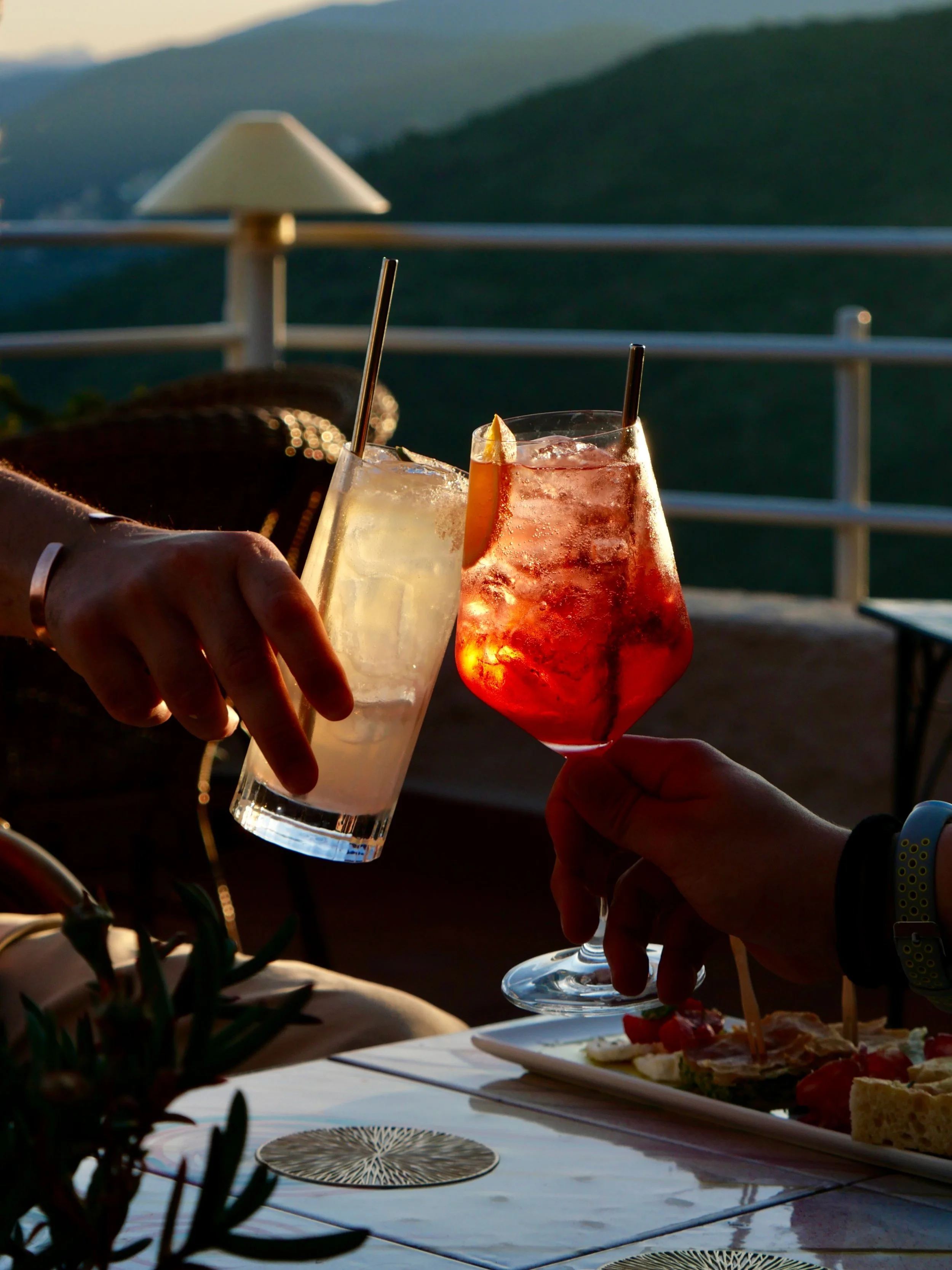 Ci sono brindisi che sanno proprio di estate 🌅

Quelli fatti senza fretta, con il sole che cala sul mare, due drink in mano e le persone giuste accanto ✨

A Le Terrazze i momenti pi&ugrave; belli sono spesso i pi&ugrave; semplici 😉

#leterrazze #ve