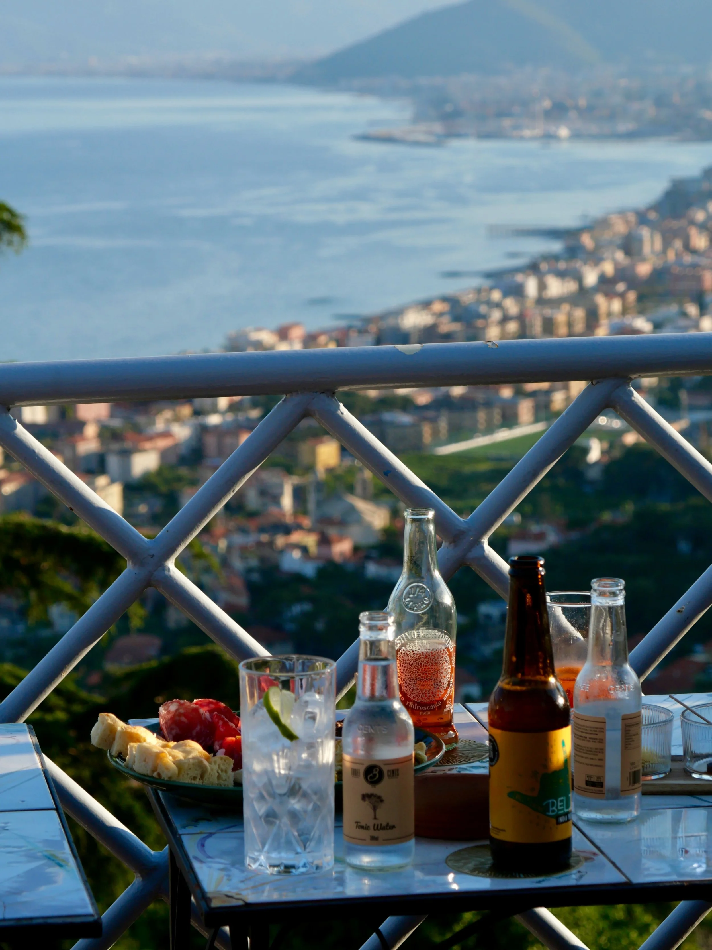 Un tavolo pieno di drink, qualche risata che si perde nell&rsquo;aria e una vista che fa il resto 🌅

Le serate migliori sono quelle condivise con le persone giuste, senza programmi e senza fretta 🍸

Benvenuti a Le Terrazze, dove il tramonto non &eg