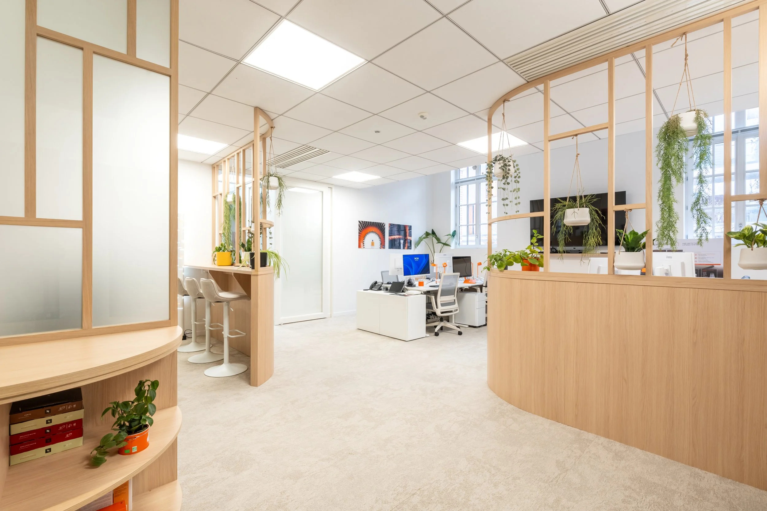 Faire entrer la lumière naturelle dans un bureau sombre