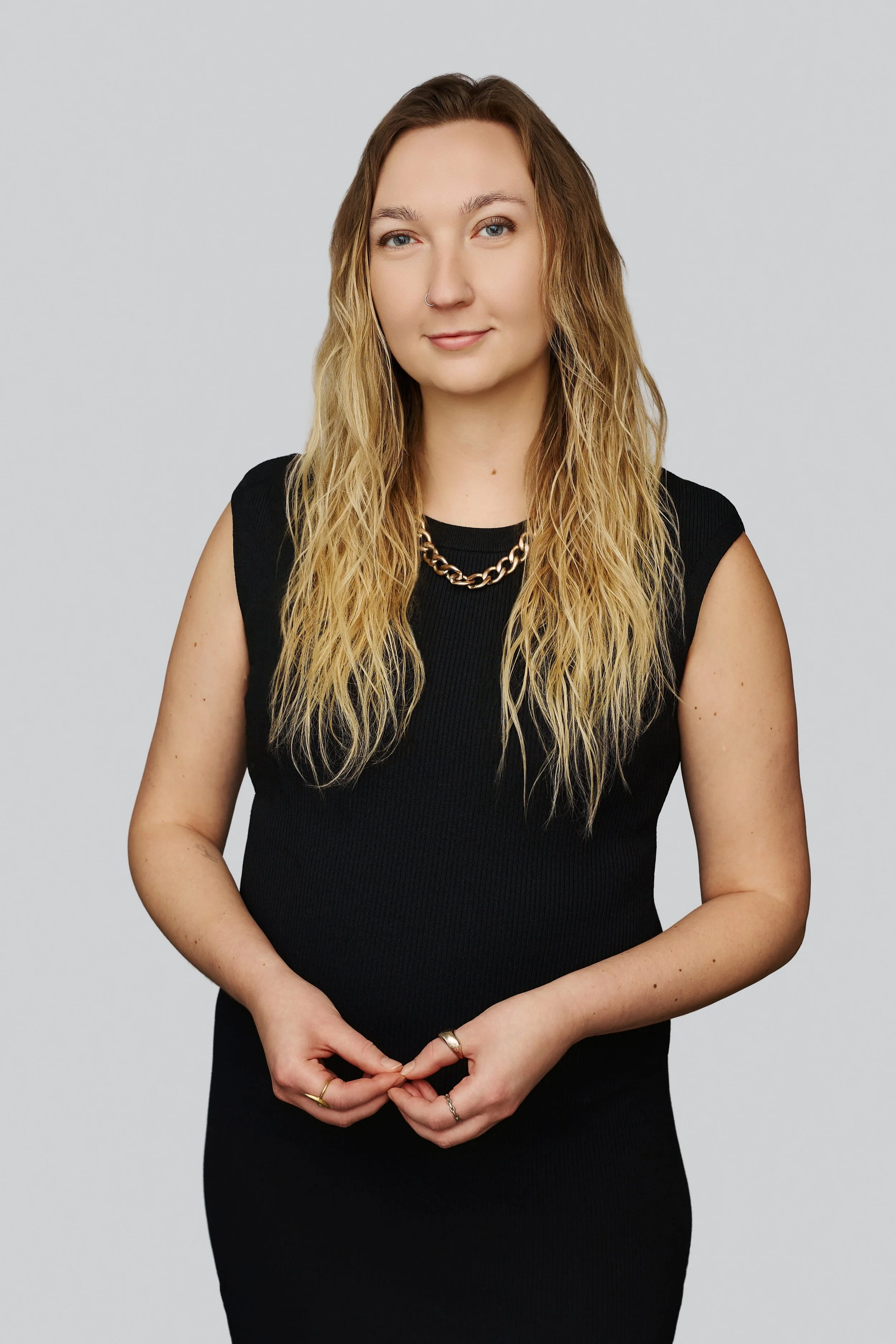 Professional Headshot of Laura Smythe. A journalist, speaker and storyteller.