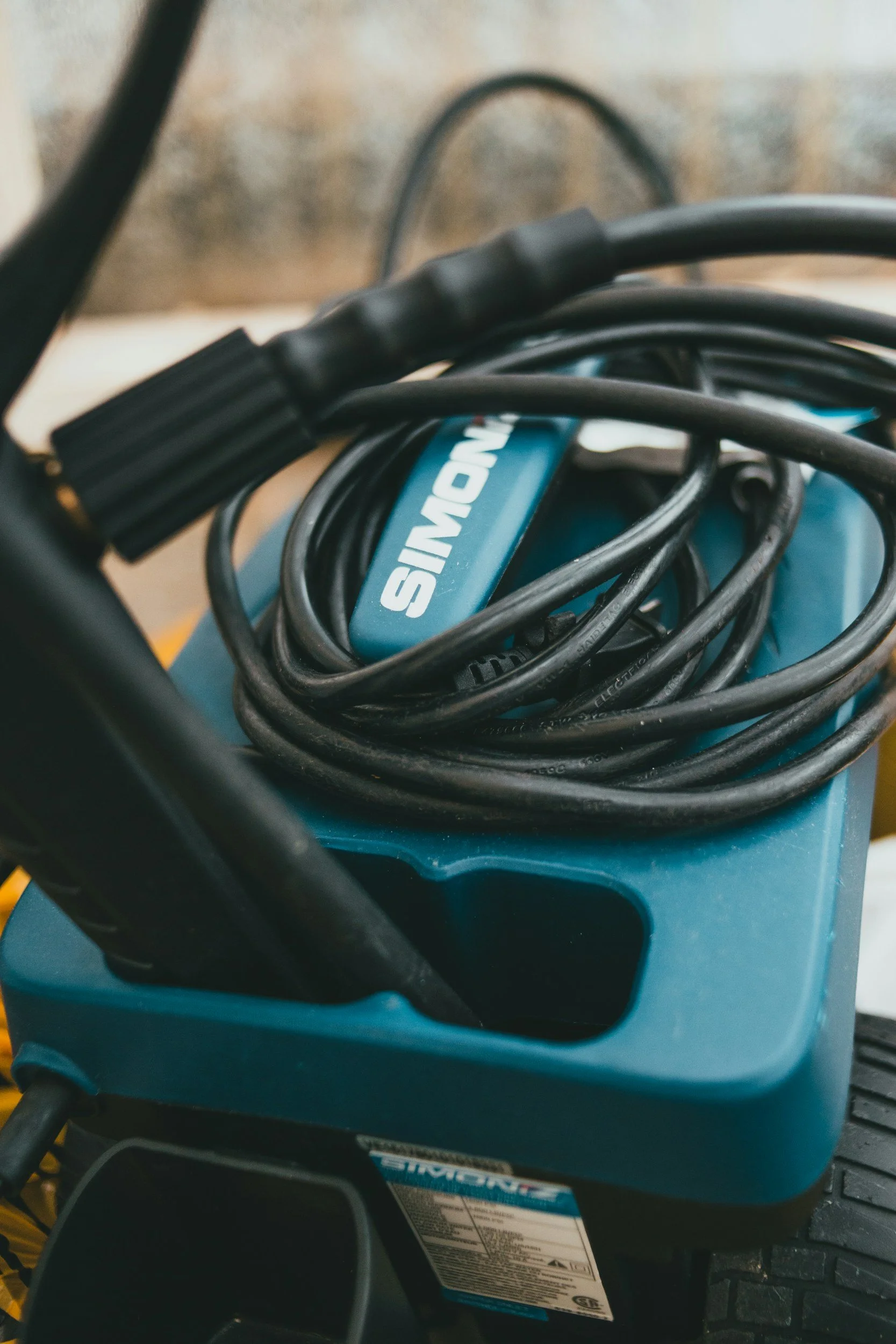 A close-up of electrical cables and wires placed on a blue power strip or surge protector, with the brand name 'Simoni' visible.