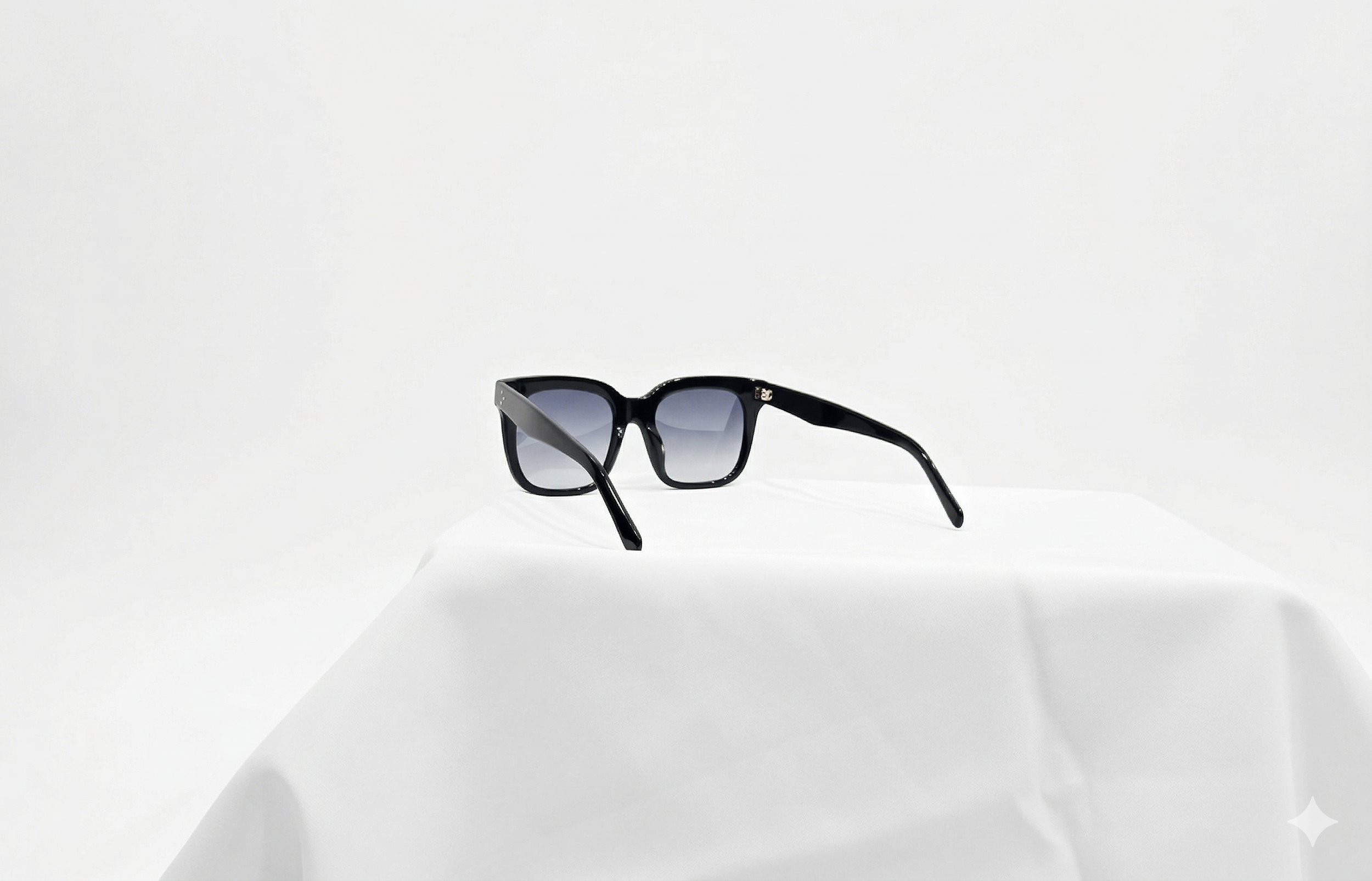 sunwear-square-left-back-black-ai.png