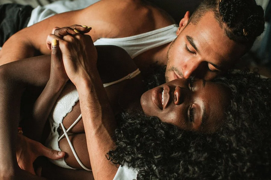 Sunset Light &amp; Rumpled Sheets | A Couples Boudoir Session