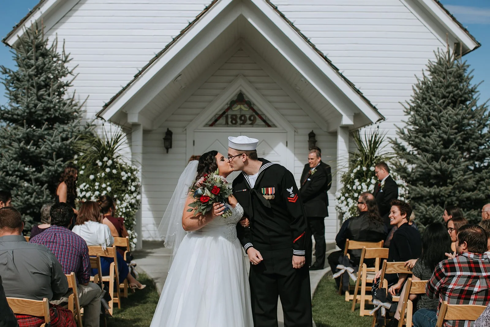 Bubble Exit &amp; Navy Blues | Chelsi &amp; Codey's Still Water Hollow Wedding