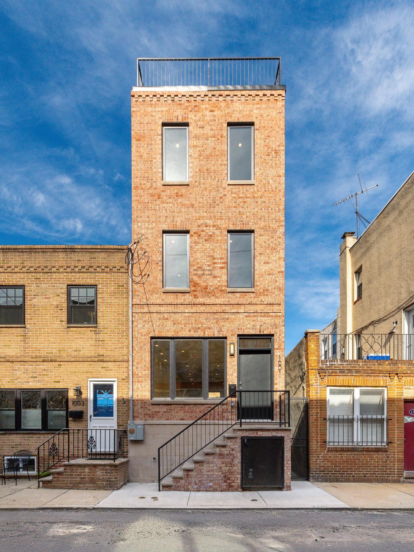 📍1001 Watkins 
One of Tessera Capital&rsquo;s newest rentals &mdash; 3 bed, 3 bath new construction built with intention.

Granite countertops, a fully finished basement, and a true 3rd-floor primary suite.
Private roof deck with 360&deg; city views