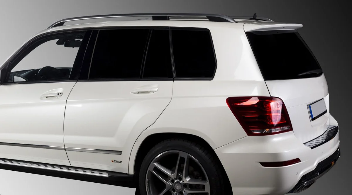 Professionell montering av solfilm på bilruta