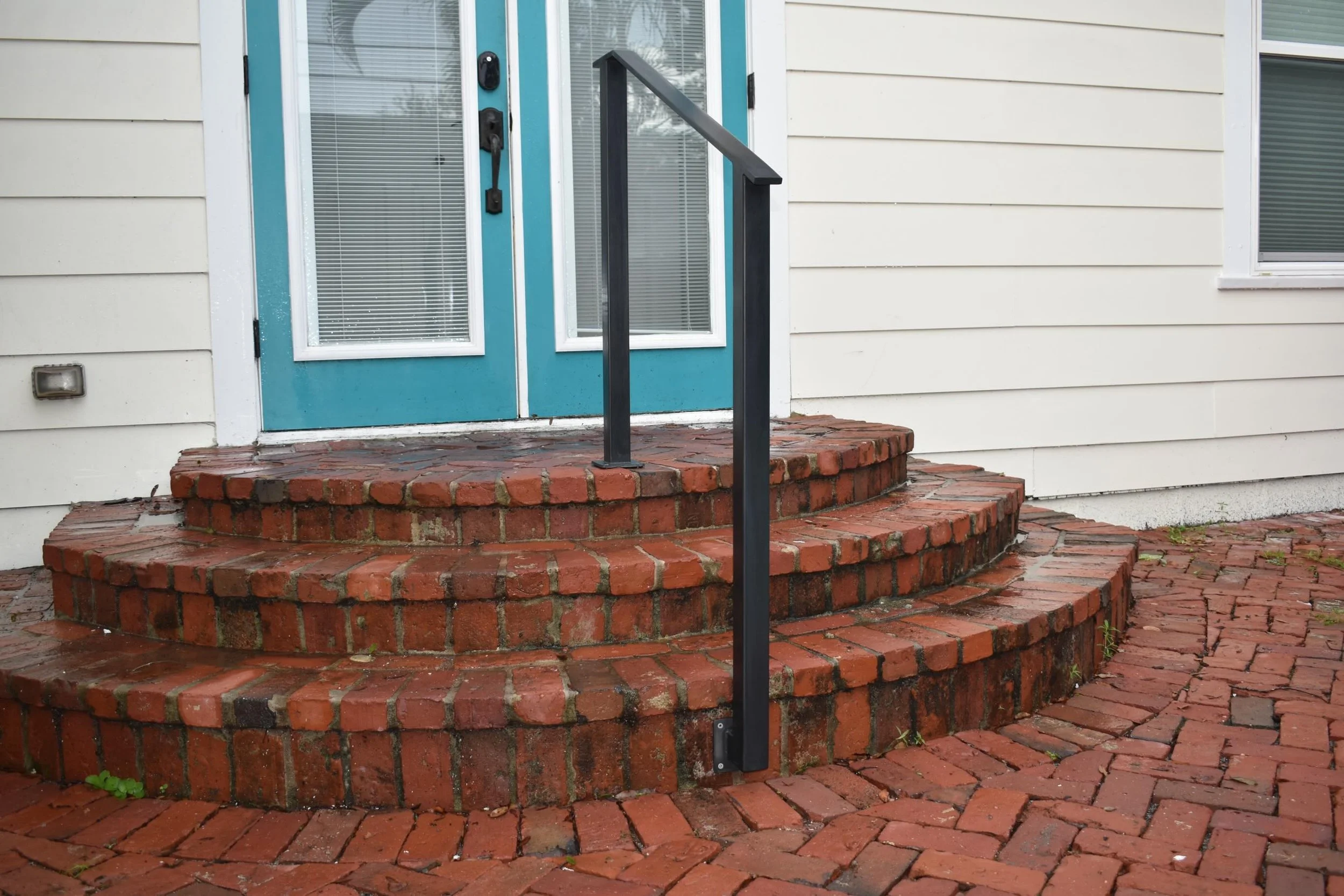Simple blackened stainless railing installed in Historic Kenwood. 

#finemetalwork #blackenedstainless #customfab #historickenwood #stpete