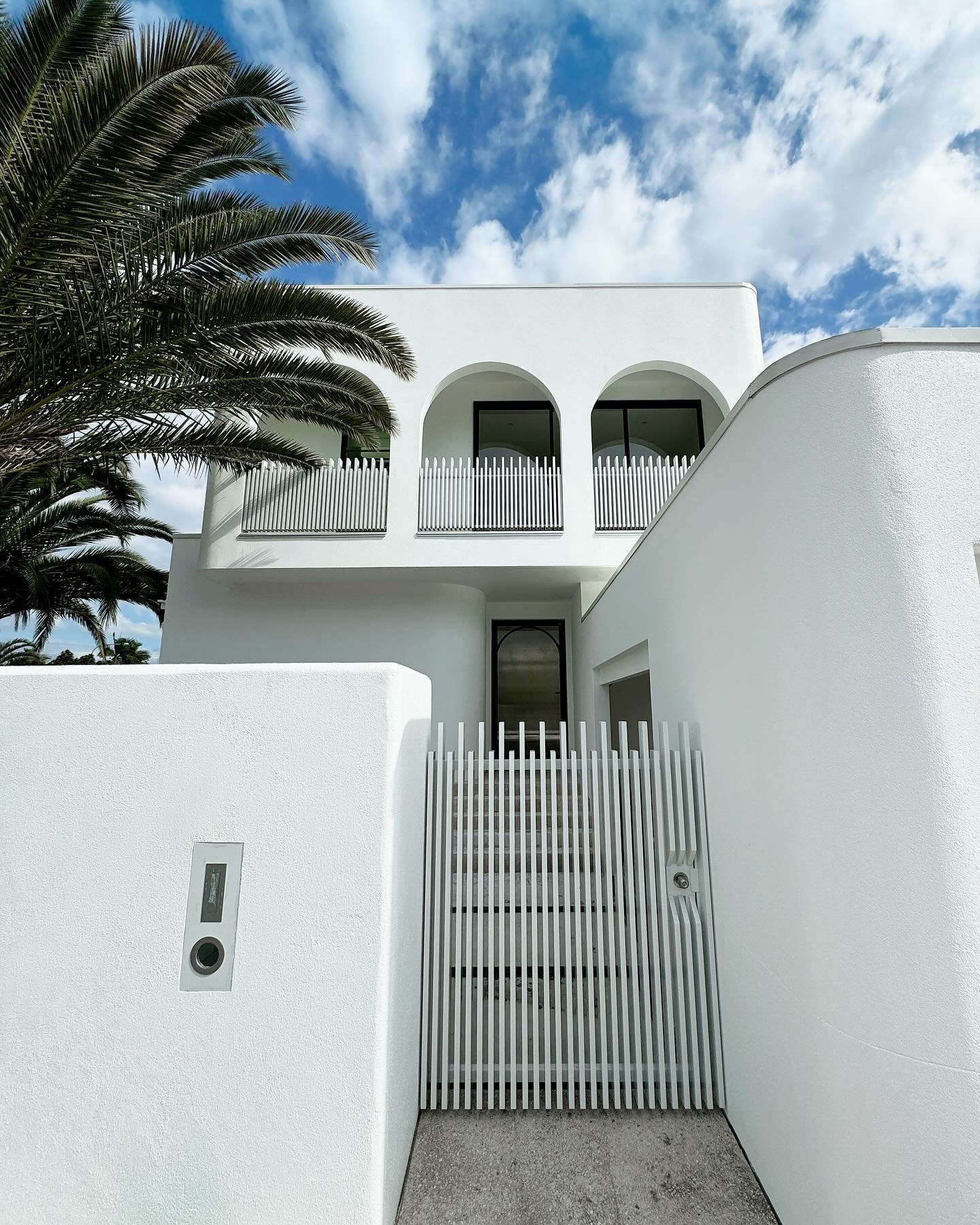 🏡✨ Discover the Gold Coast&rsquo;s Newest Masterpiece!

Feast your eyes on our latest completed rendering project&mdash;a modern marvel built by the experts at @romedesignconstruct. This stunning home features a full white rendered exterior with ele