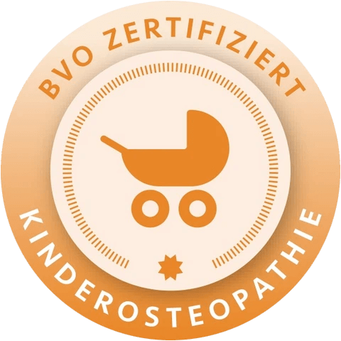 Zertifizierungssiegel mit einem Kinderwagen und der Aufschrift 'BVO ZERTIFIZIERT KINDEROSTEOPATHIE'.