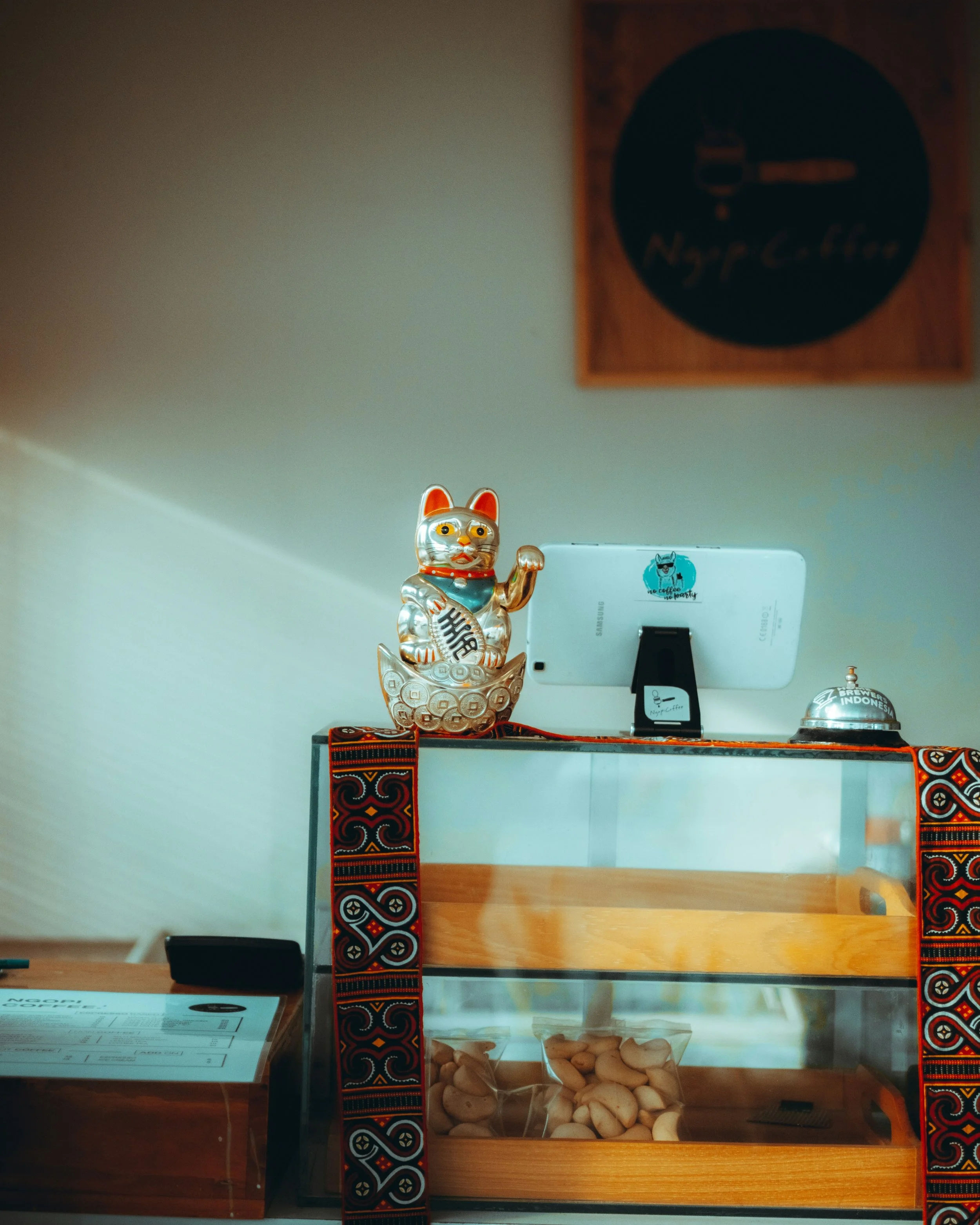 Beckoning Cat in Cafe