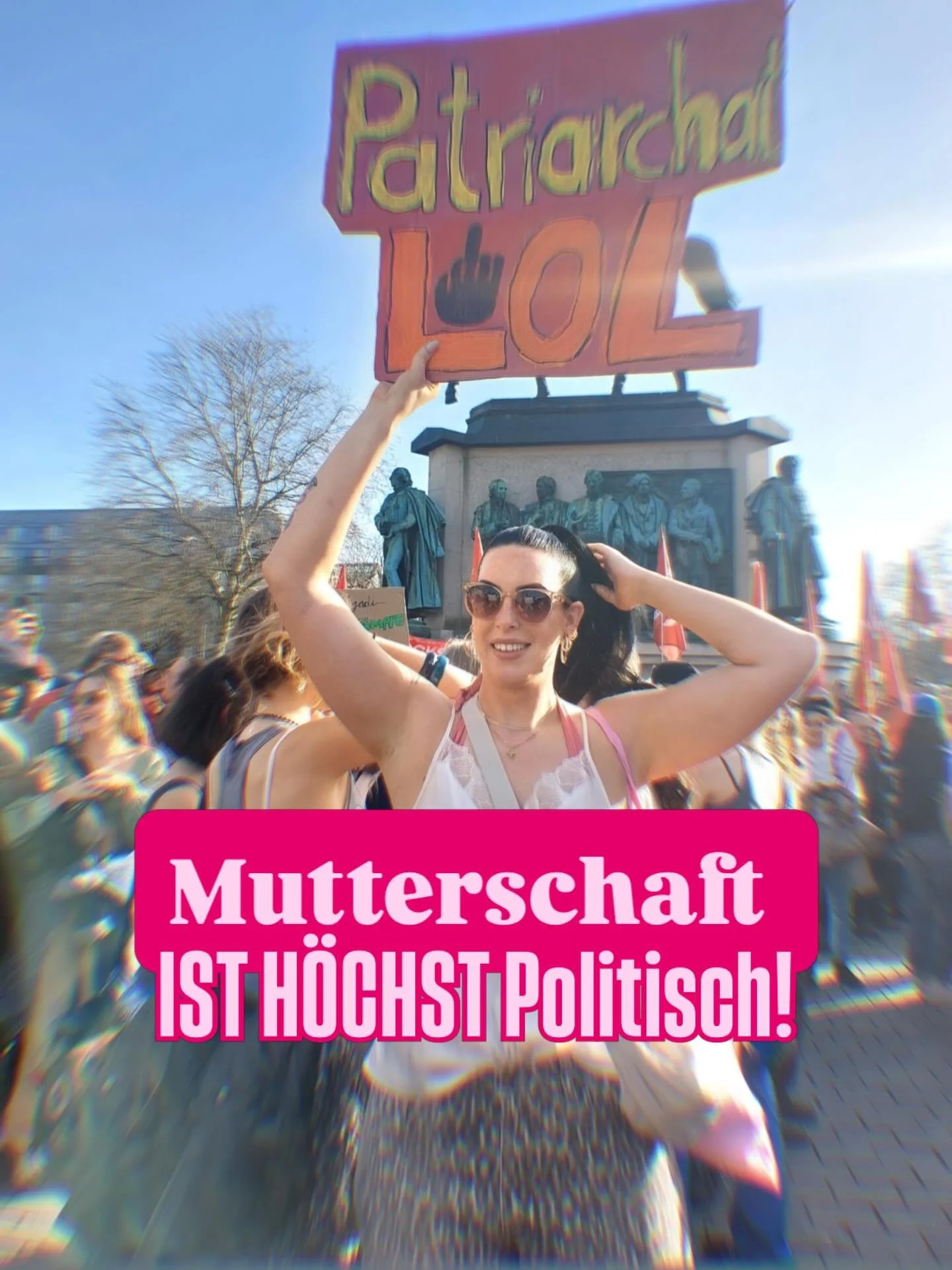 Mutterschaft ist nicht privat.
Mutterschaft ist h&ouml;chst politisch.📢🔊

Heute, am 9. M&auml;rz, am bundesweiten Frauen*streik, wird genau das erneut sichtbar:
✊🏻Wie unverzichtbar Frauenarbeit ist.
✊🏻Wie viel bezahlte und unbezahlte Sorgearbeit 