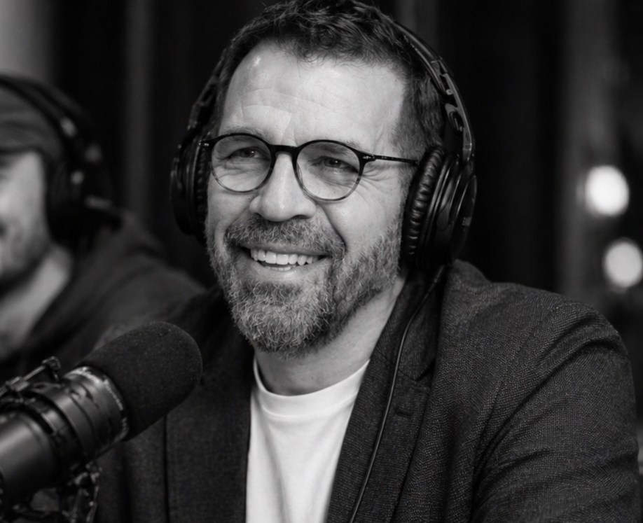 Pierre Lescarbeau, conférencier en leadership, lors d'un enregistrement en studio.