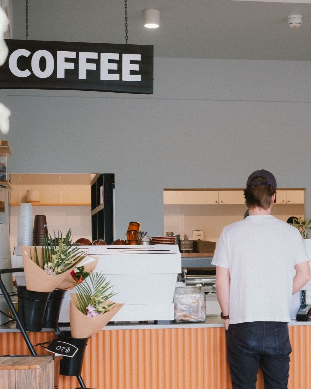 Fresh flowers &amp; fresh coffee, a little Friday ritual at Milkhouse 🌷🌼

#milkhouse #milkhousekurnell #kurnell #freshflowers #cafesydney