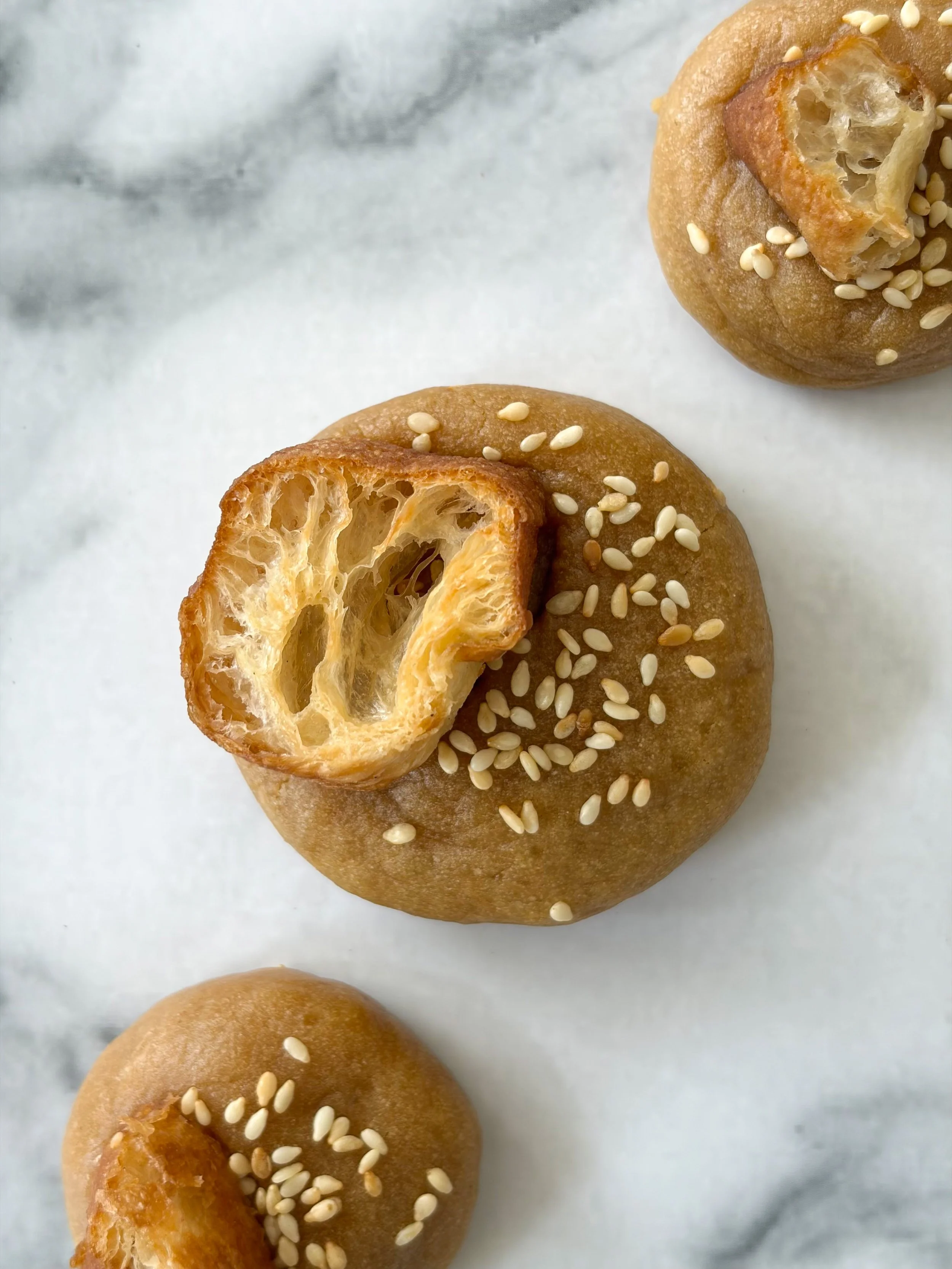 Kinako cookie made with roasted soybean powder, topped with toasted white sesame seeds and crispy youtiao dough fritter. Inspired by the traditional doujiang (豆漿) and youtiao breakfast pairing.
