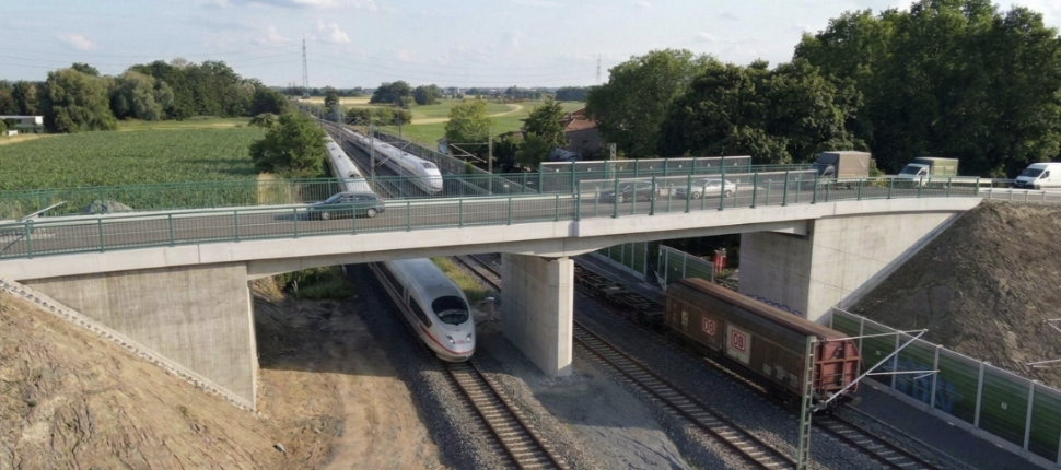 Brücke als Straßenüberführung SÜ Mühlweg über die Bahnstrecke 4010 in Groß-Gerau