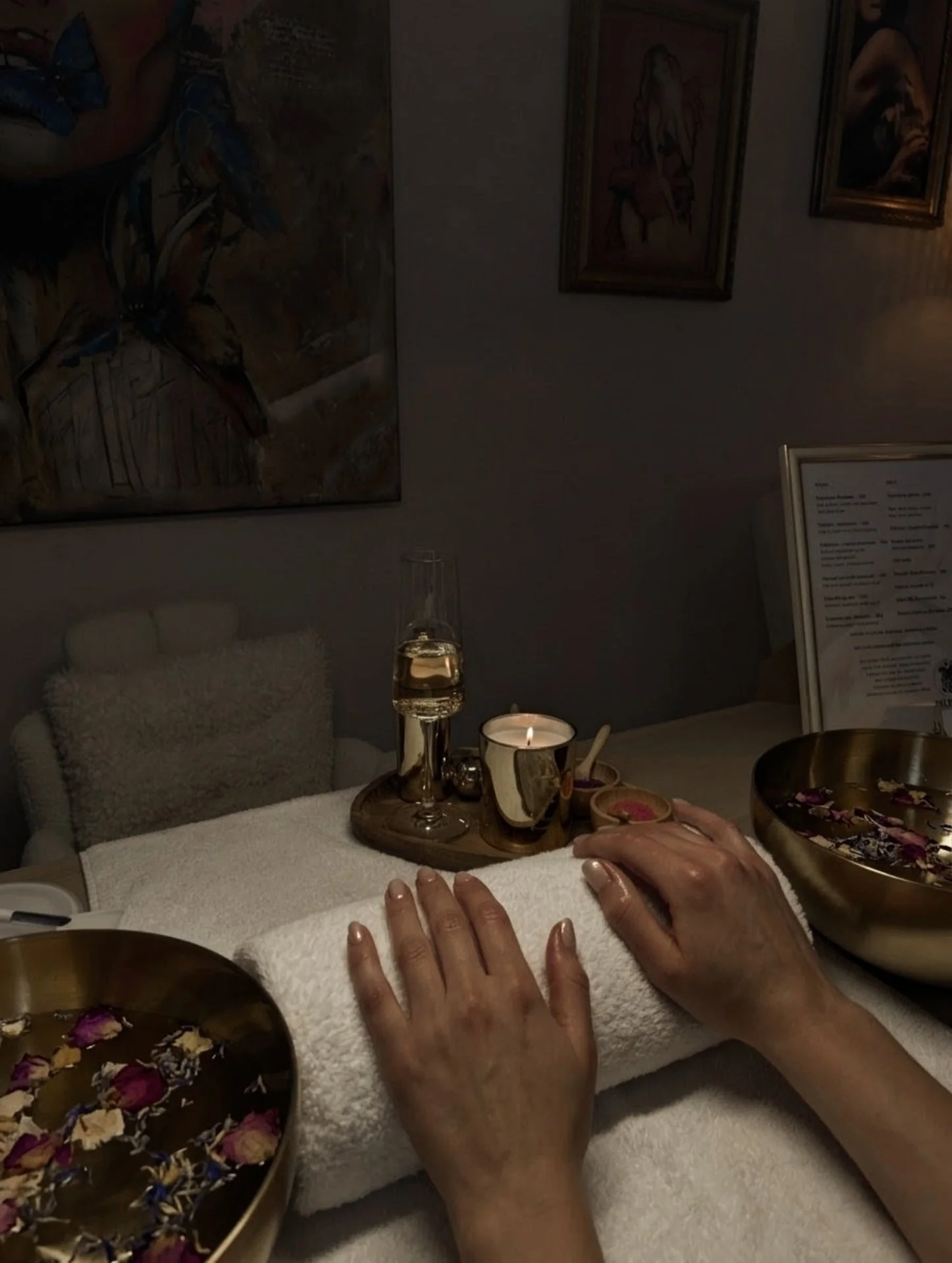 Rituel de soin des mains chez MEDUSA Atelier Beauté à Annecy avec bain floral, ambiance relaxante et expérience bien-être haut de gamme