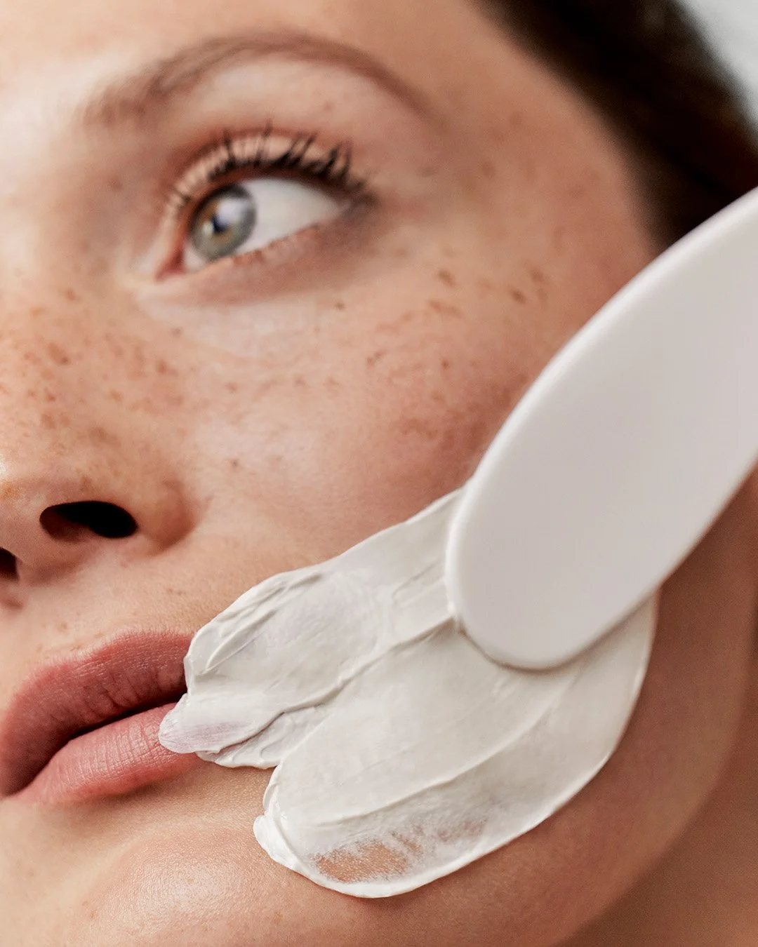 Soin visage professionnel à Annecy avec application précise du masque Maria Galland, effet lifting et éclat de la peau