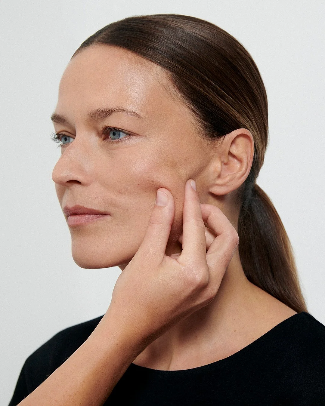 Soin visage anti-âge à Annecy avec massage liftant manuel Skin Pulse chez MEDUSA Atelier Beauté