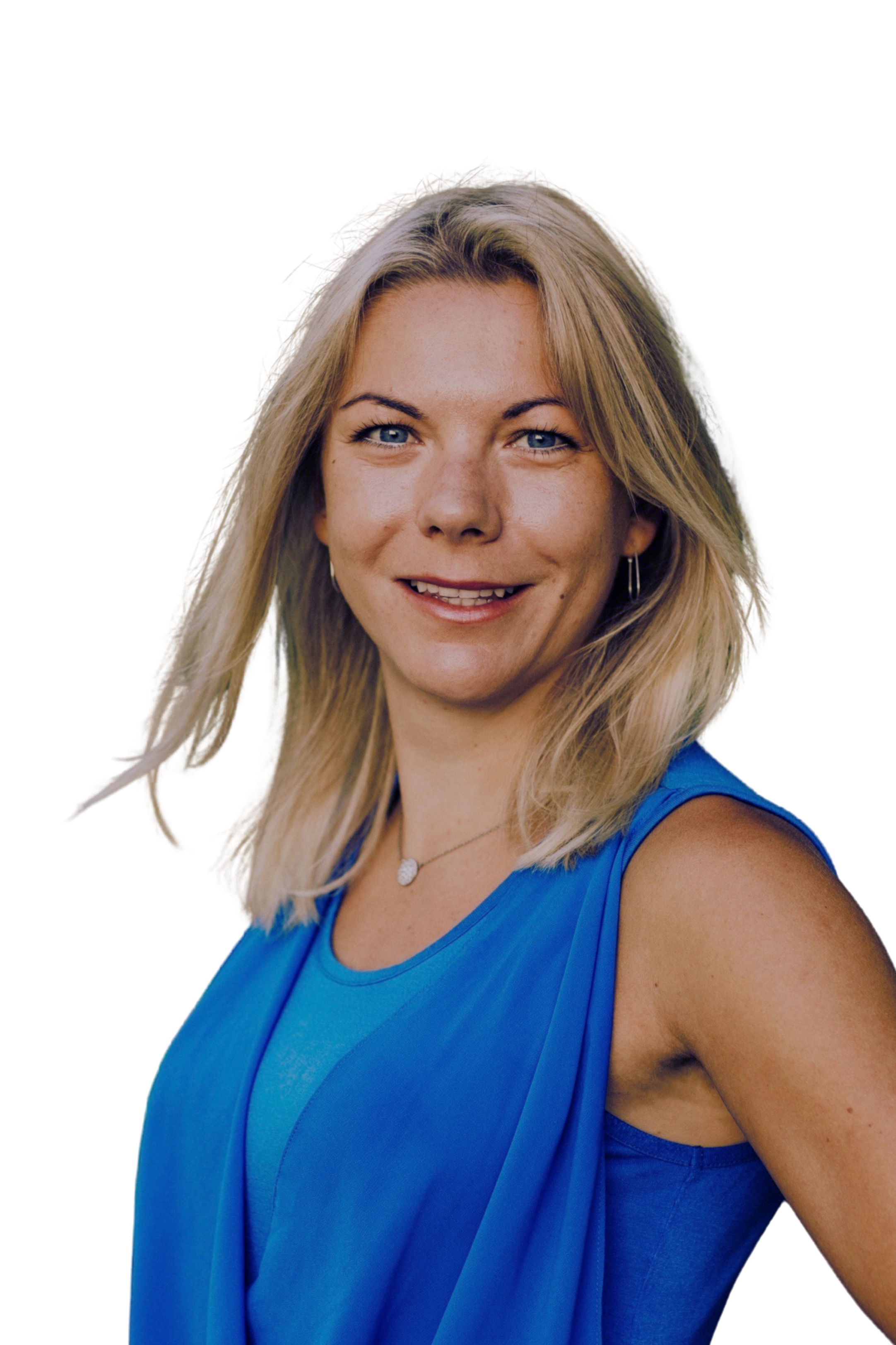 Ein lächelndes junges blondes Frau in einem blauen Kleid.