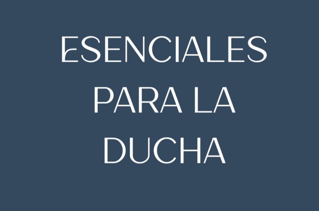 Texto que dice 'Esenciales para la ducha' en fondo azul