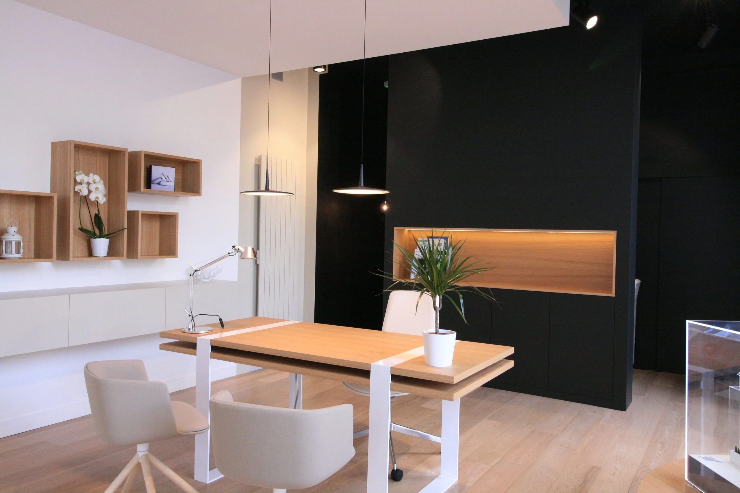 Showroom immobilier La Rochelle, architecture intérieure Niort, aménagement retail Royan, design espace conseil immobilier, mobilier bureau professionnel, cloison noire décorative, parquet chêne clair bureau