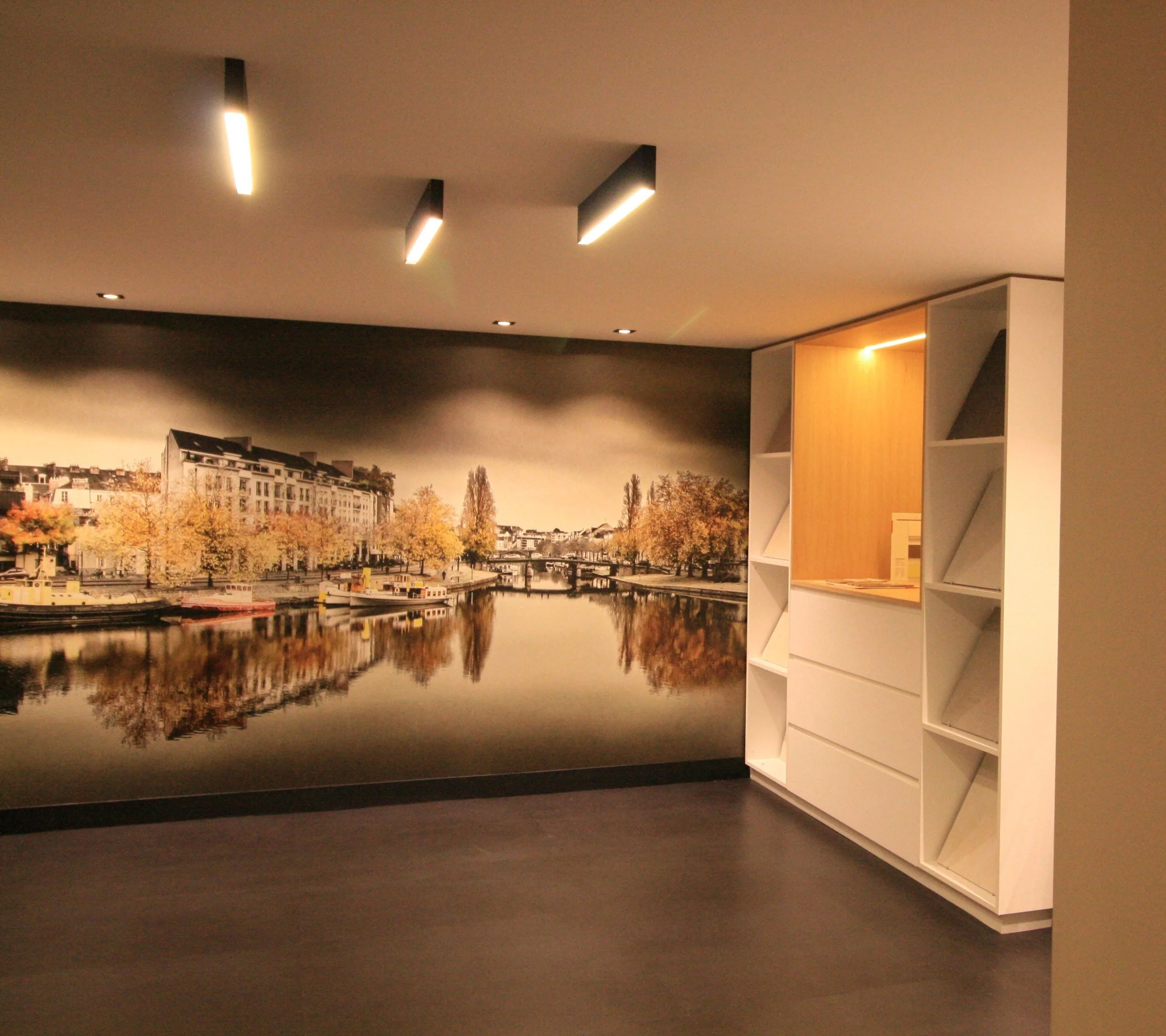 Showroom immobilier La Rochelle, architecture intérieure Niort, aménagement retail Royan, design espace conseil immobilier, mobilier bureau professionnel, cloison noire décorative, parquet chêne clair bureau