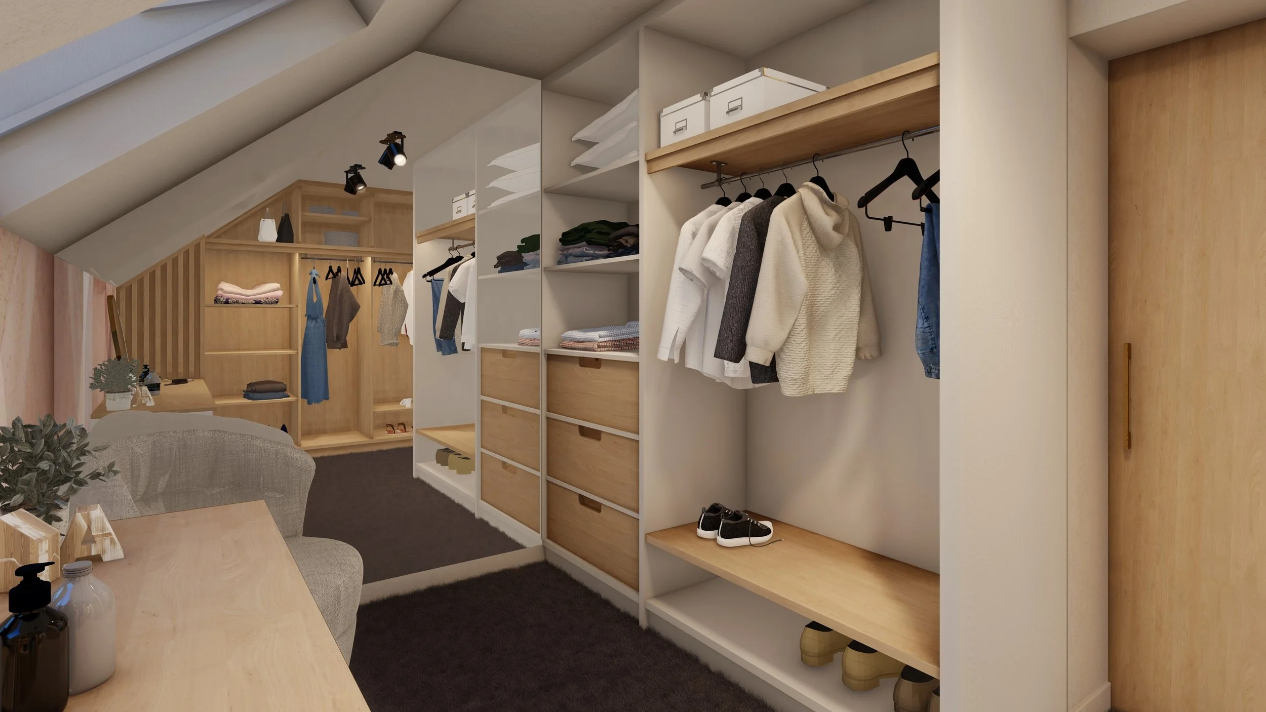Une chambre avec un grand dressing en bois clair, comprenant des étagères, des tiroirs et des barres de Suspension avec vêtements. Une porte en bois est visible à droite et un tapis noir au sol. Il y a aussi un fauteuil beige et une table en bois clair avec des bouteilles à gauche.