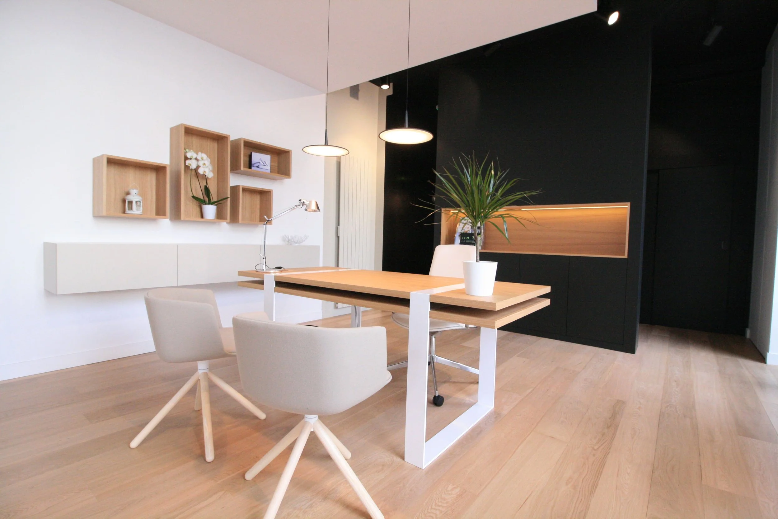 Showroom immobilier La Rochelle, architecture intérieure Niort, aménagement retail Royan, design espace conseil immobilier, mobilier bureau professionnel, cloison noire décorative, parquet chêne clair bureau