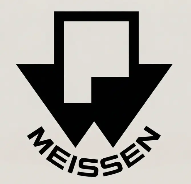 Ein schwarzes Logo mit einem Pfeil, der nach unten zeigt, und einem Kasten in der Mitte, darunter das Wort "MEISSEN" in Großbuchstaben.