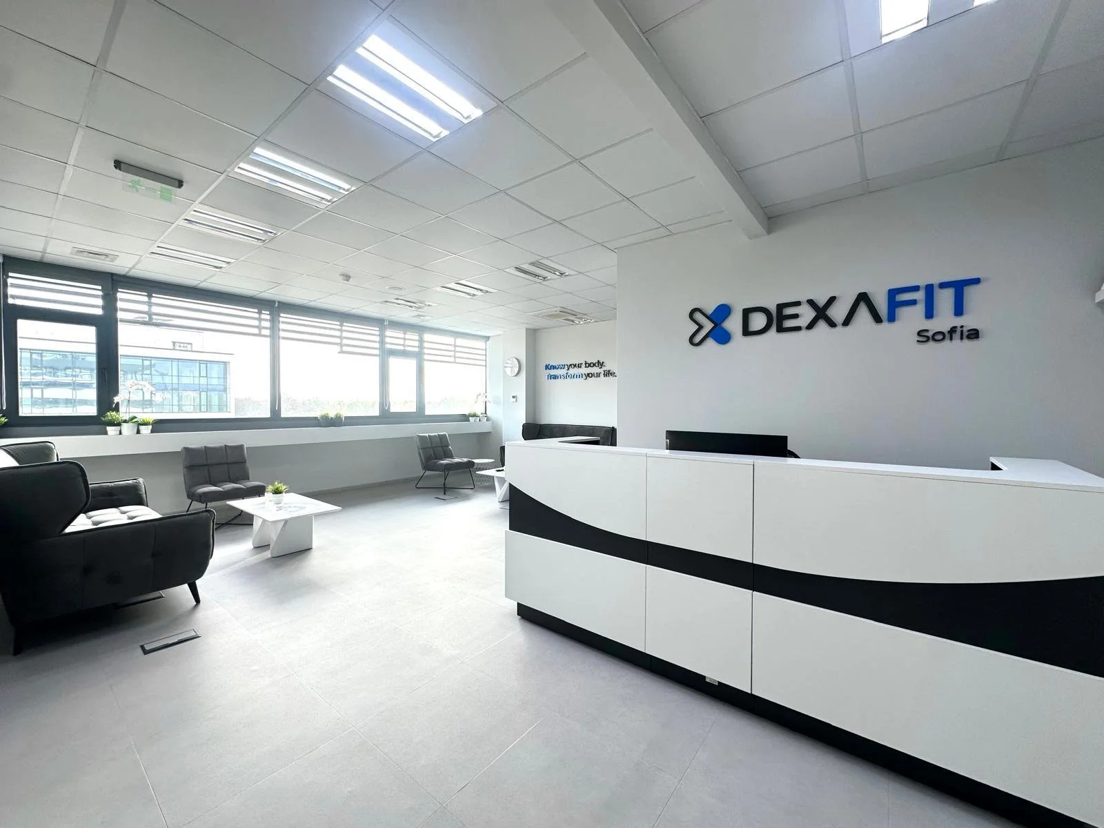Рецепция и зона за изчакване на офиса на DexaFit в София в M Plaza, ул. „Атанас Дуков“ 32