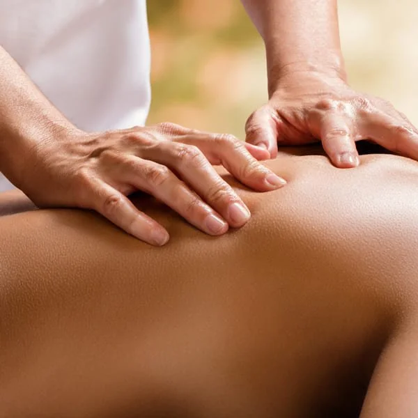 Une personne reçoit un massage sur le dos.