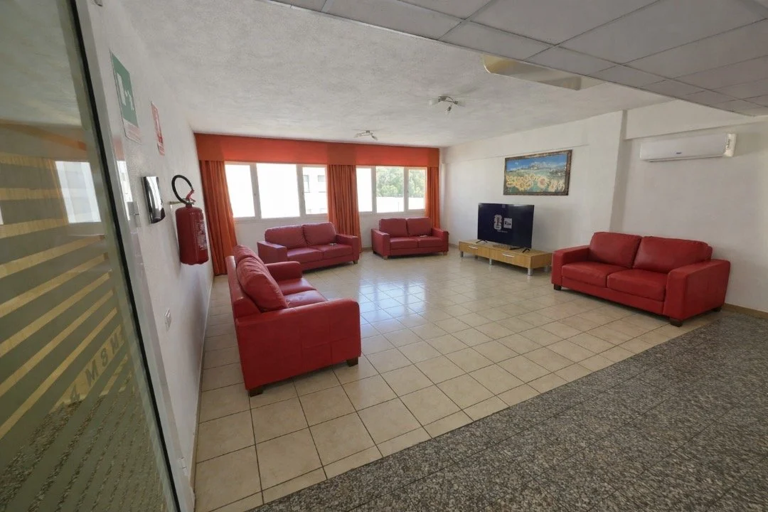 Sala attività – Lo spazio dedicato ai laboratori, alla lettura e ai momenti di socializzazione.