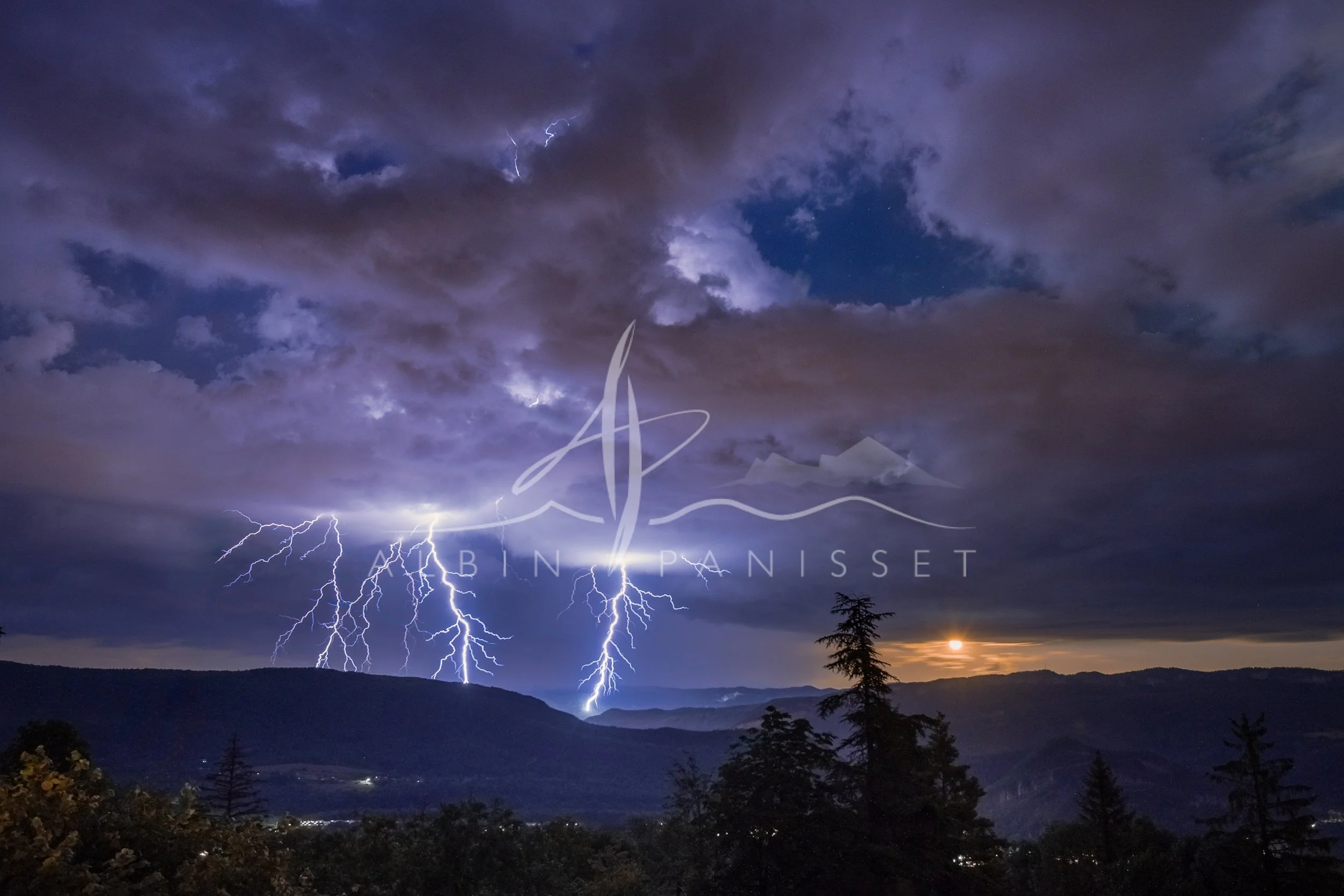 Lever de lune et orage
