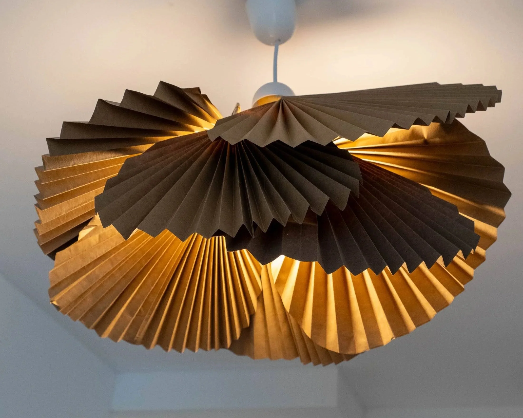 Suspension en papier kraft : Un abat-jour léger, sculptural et aérien.