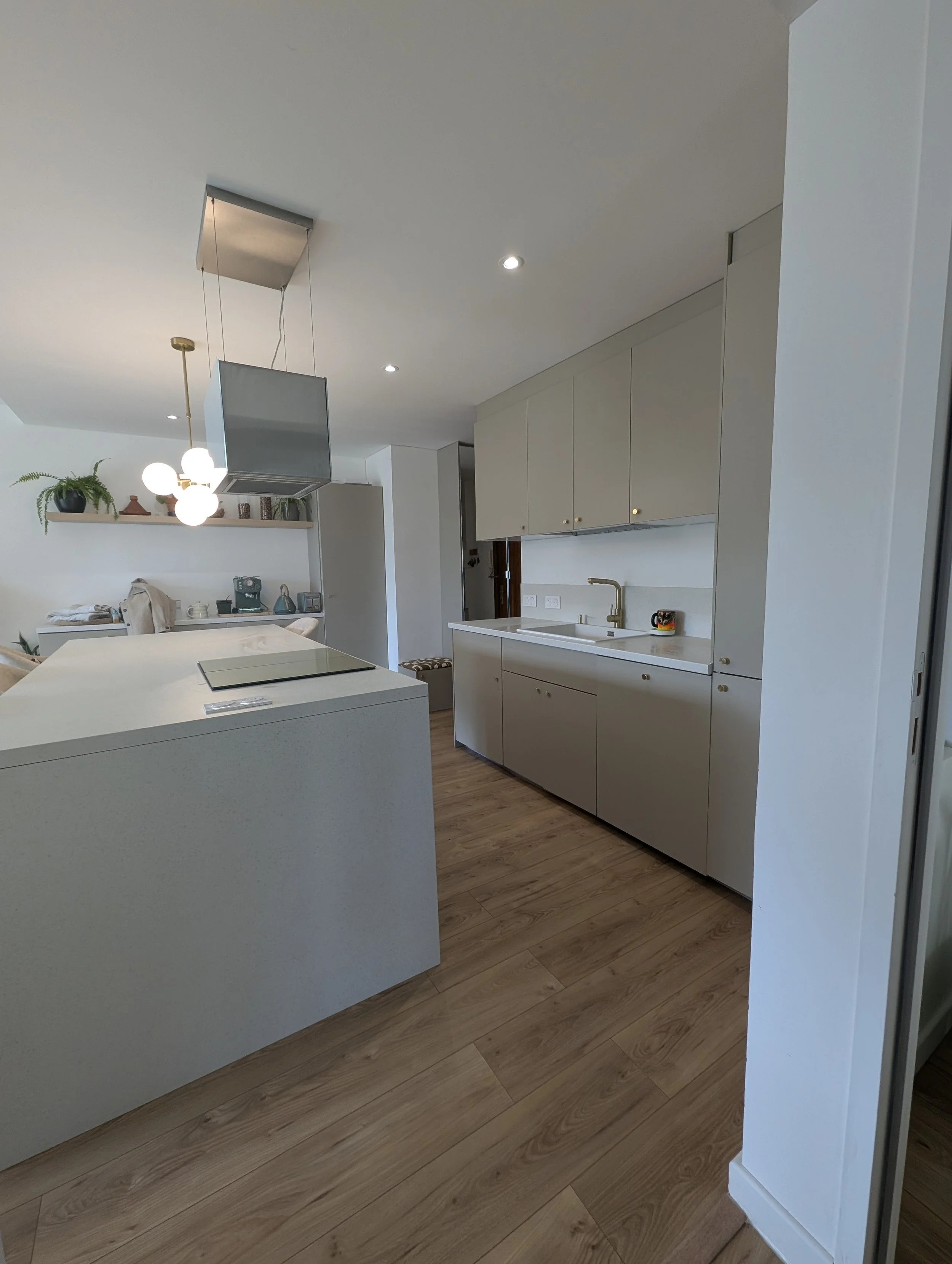Après : le hall d'entrée transformé en cuisine 