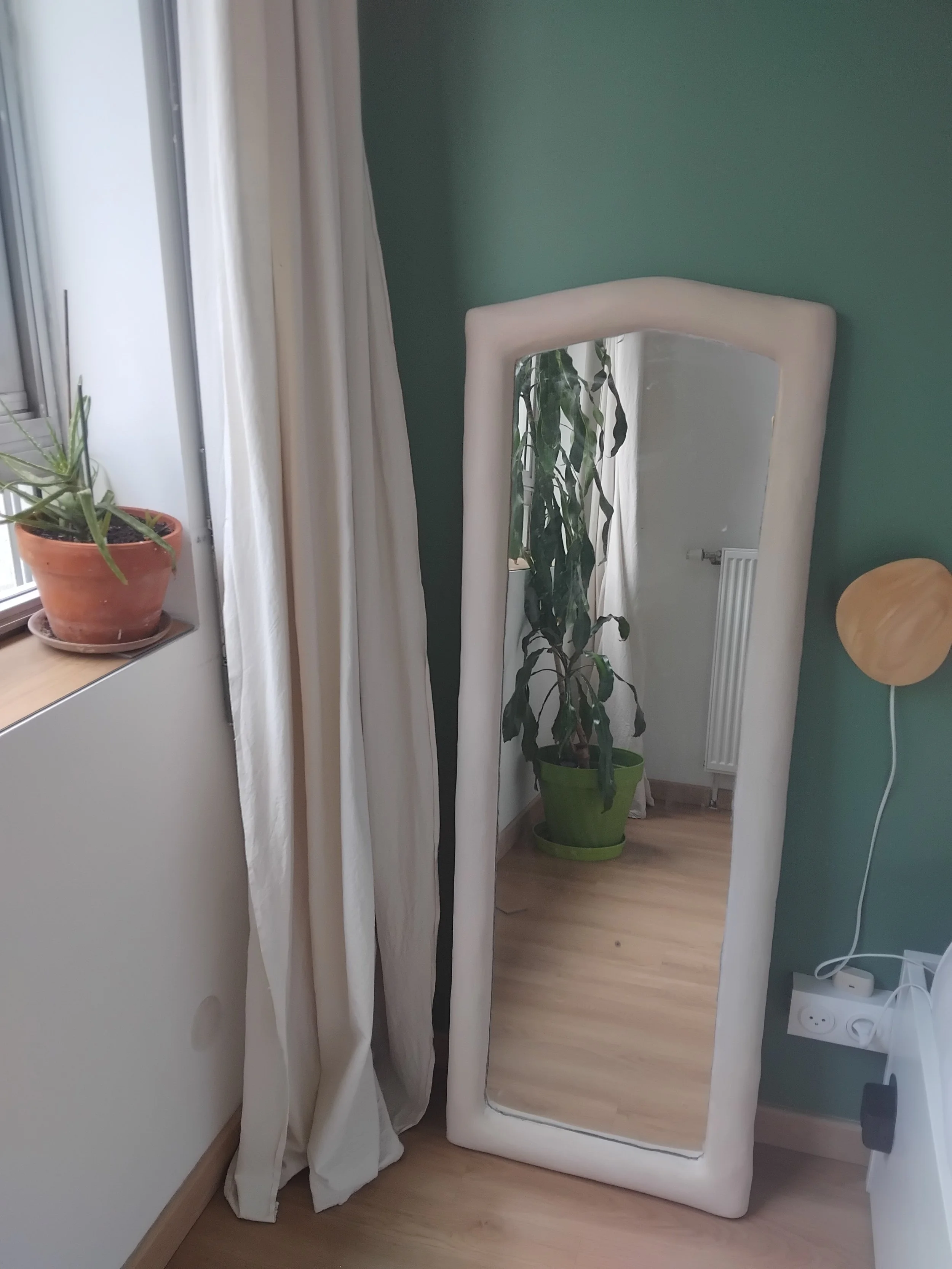 Un vieux miroir transformé : adouci par une forme organique.