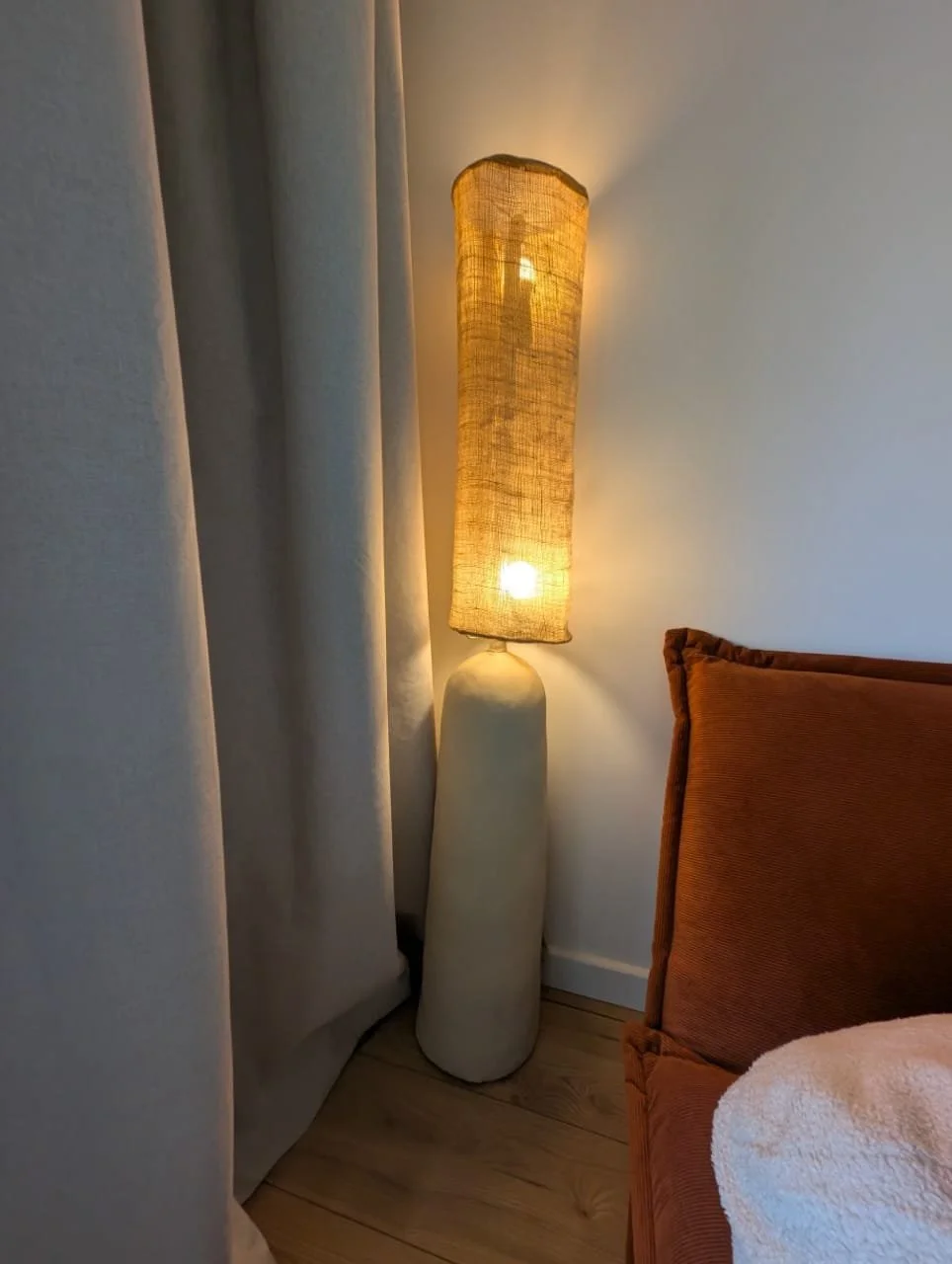 Lampe transformée : Une ancienne lampe grise transformée en pièce sculpturale, à partir de papier mâché, de tissu et de matière texturée.