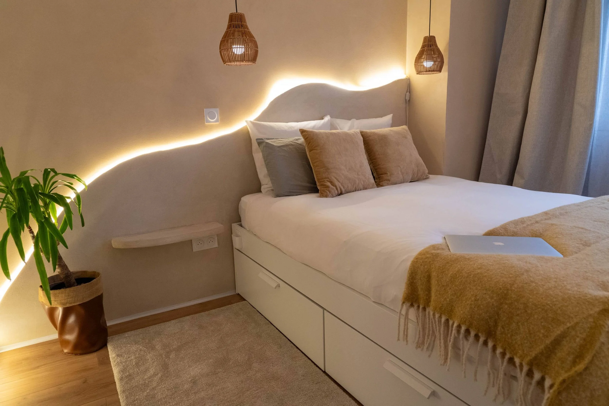 Tête de lit lumineuse : chutes d’isolant, matière texturée et LED intégrée.