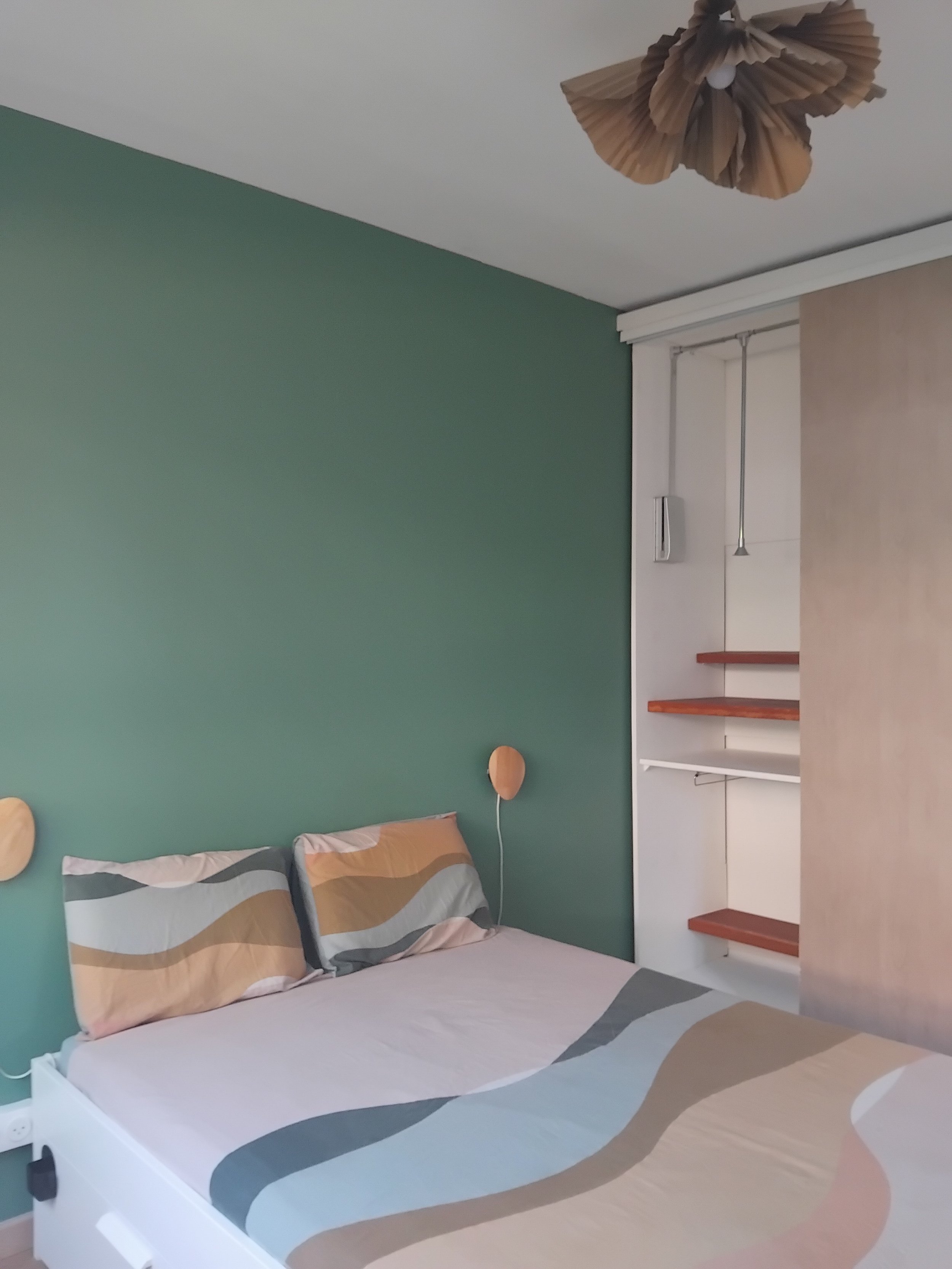 Armoire sur mesure : Planches récupérées en début de chantier, armoire adaptées aux contraintes de la chambre.
