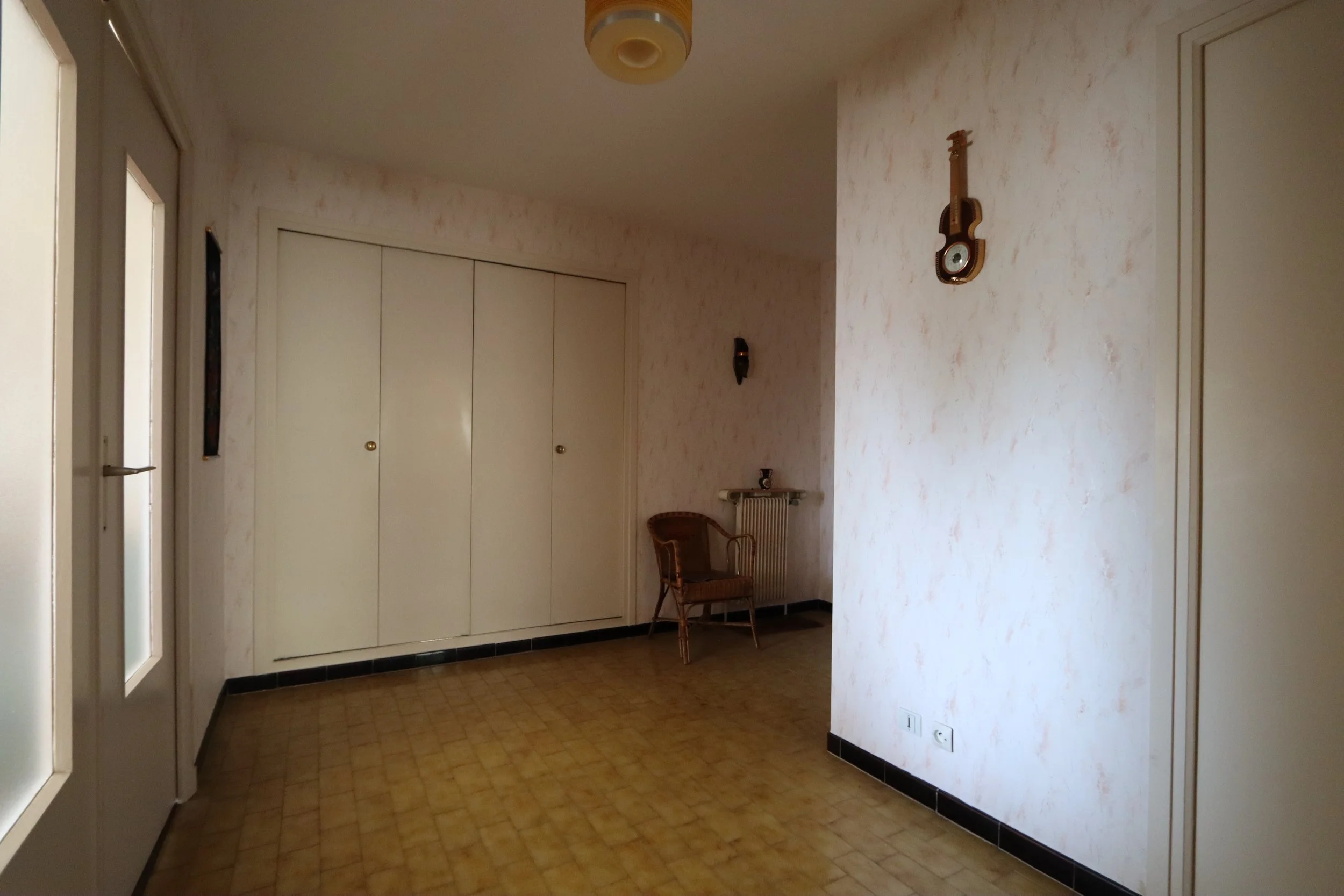Avant : le hall d'entrée sombre 