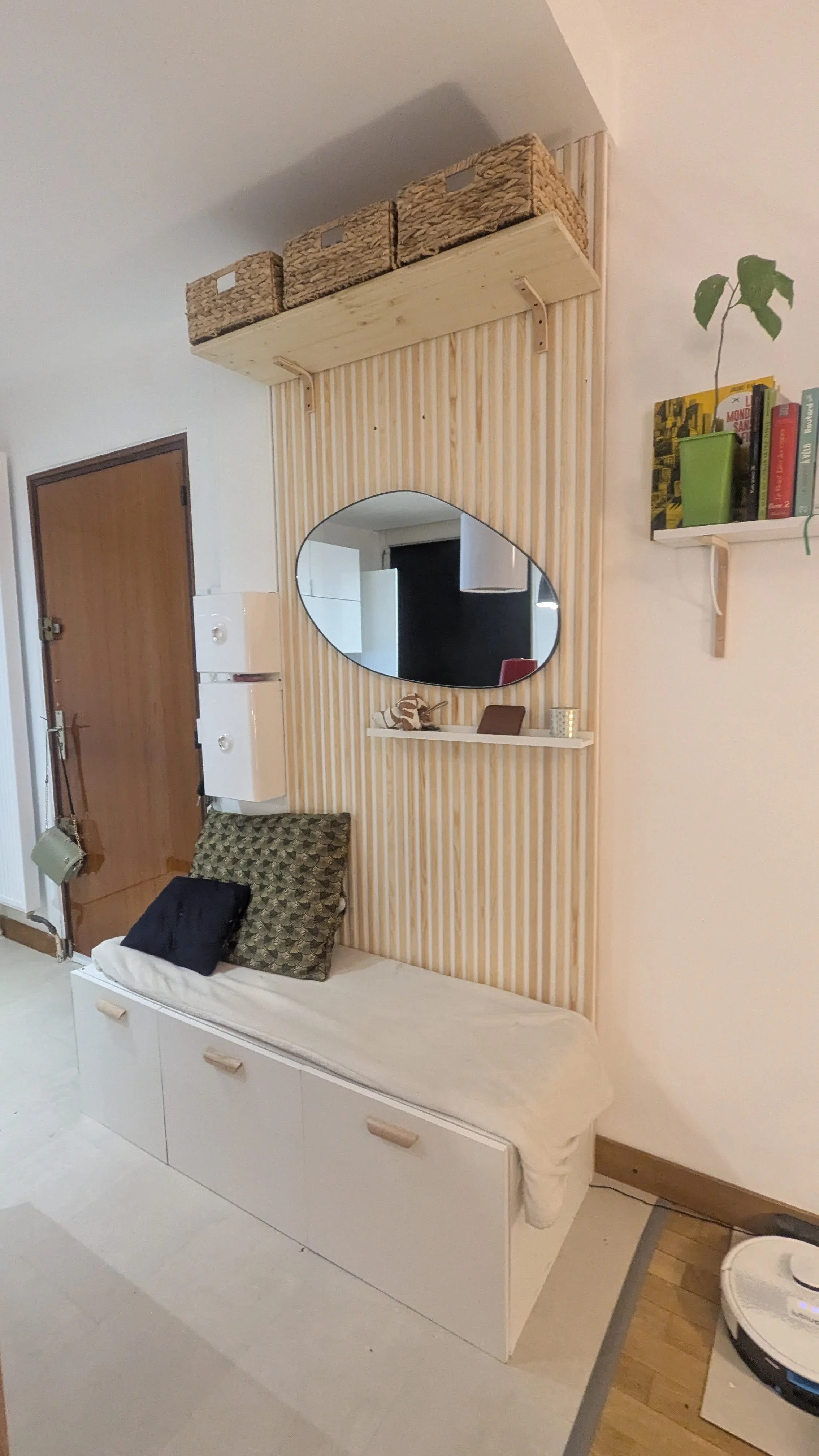Meuble d'entrée : Assise, rangement chaussures et panneau mural sur mesure.