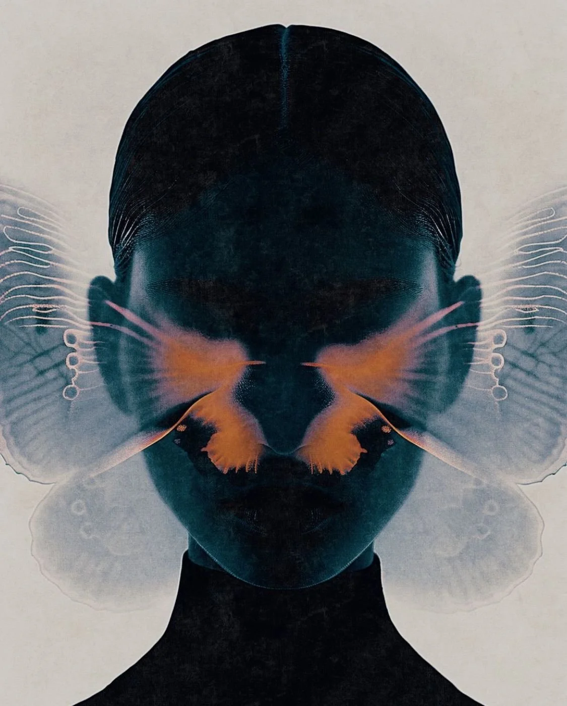 Une personne avec des ailes de papillon stylisées autour du visage dans une image numérique avant-gardiste.