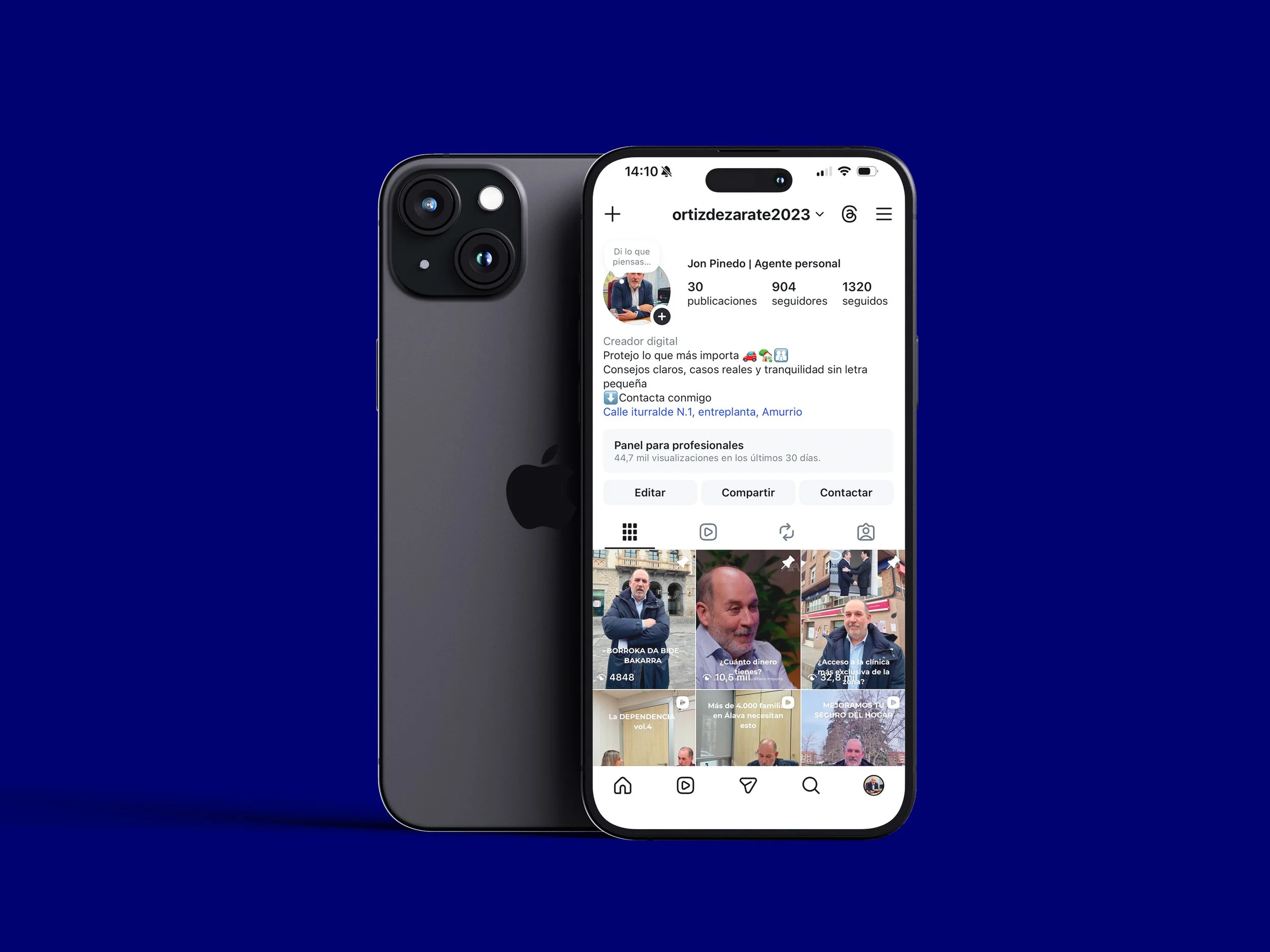 Vista frontal de un teléfono inteligente iPhone con pantalla que muestra un perfil de redes sociales, en la parte trasera del teléfono se ve el logotipo de Apple en color negro, fondo azul oscuro.