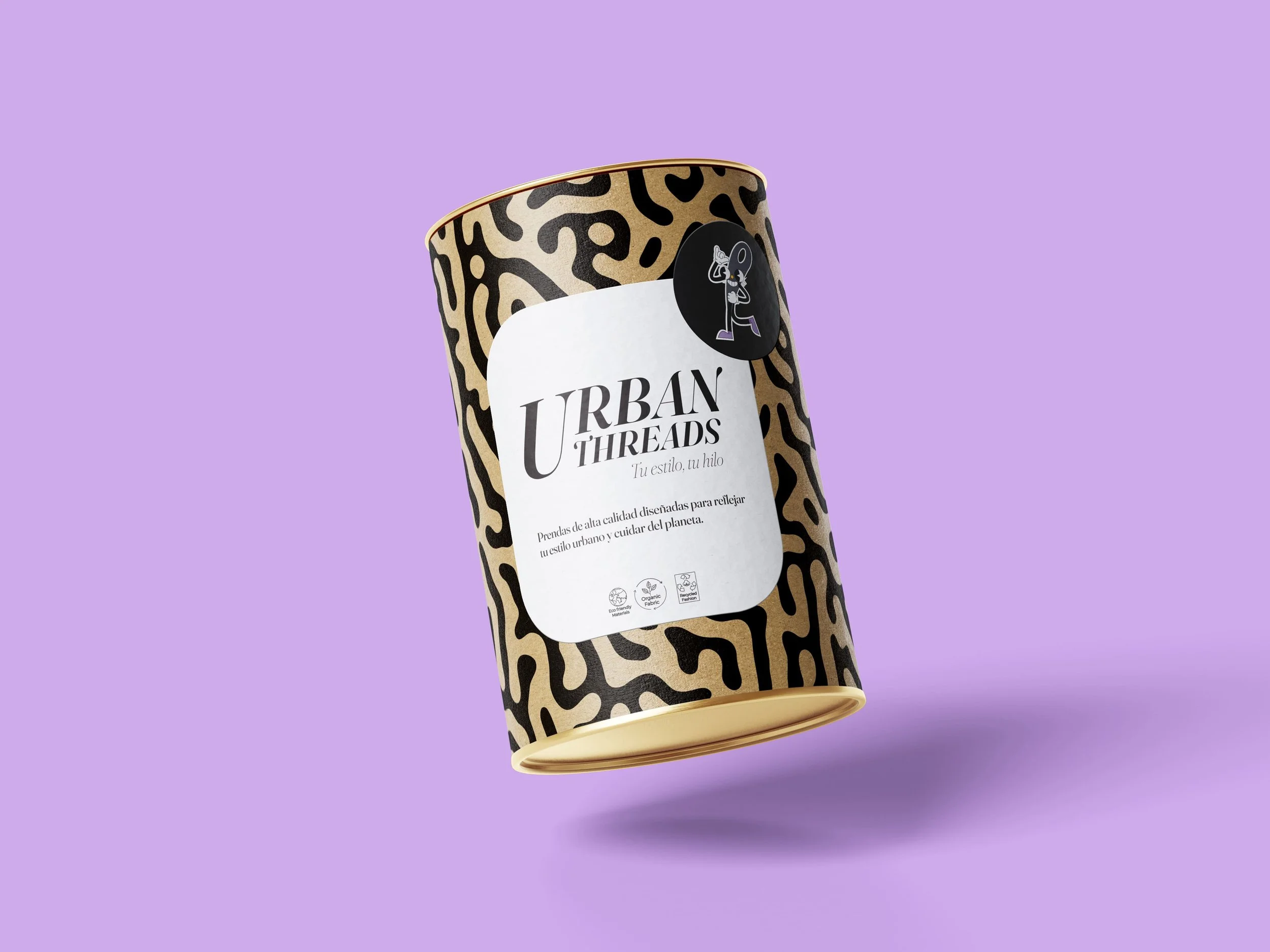 Lata de hilo de alta calidad con diseño de patrón de animales, etiqueta blanca con texto en tipografía moderna y logo de un personaje caminando, sobre fondo lila y con sombra debajo.