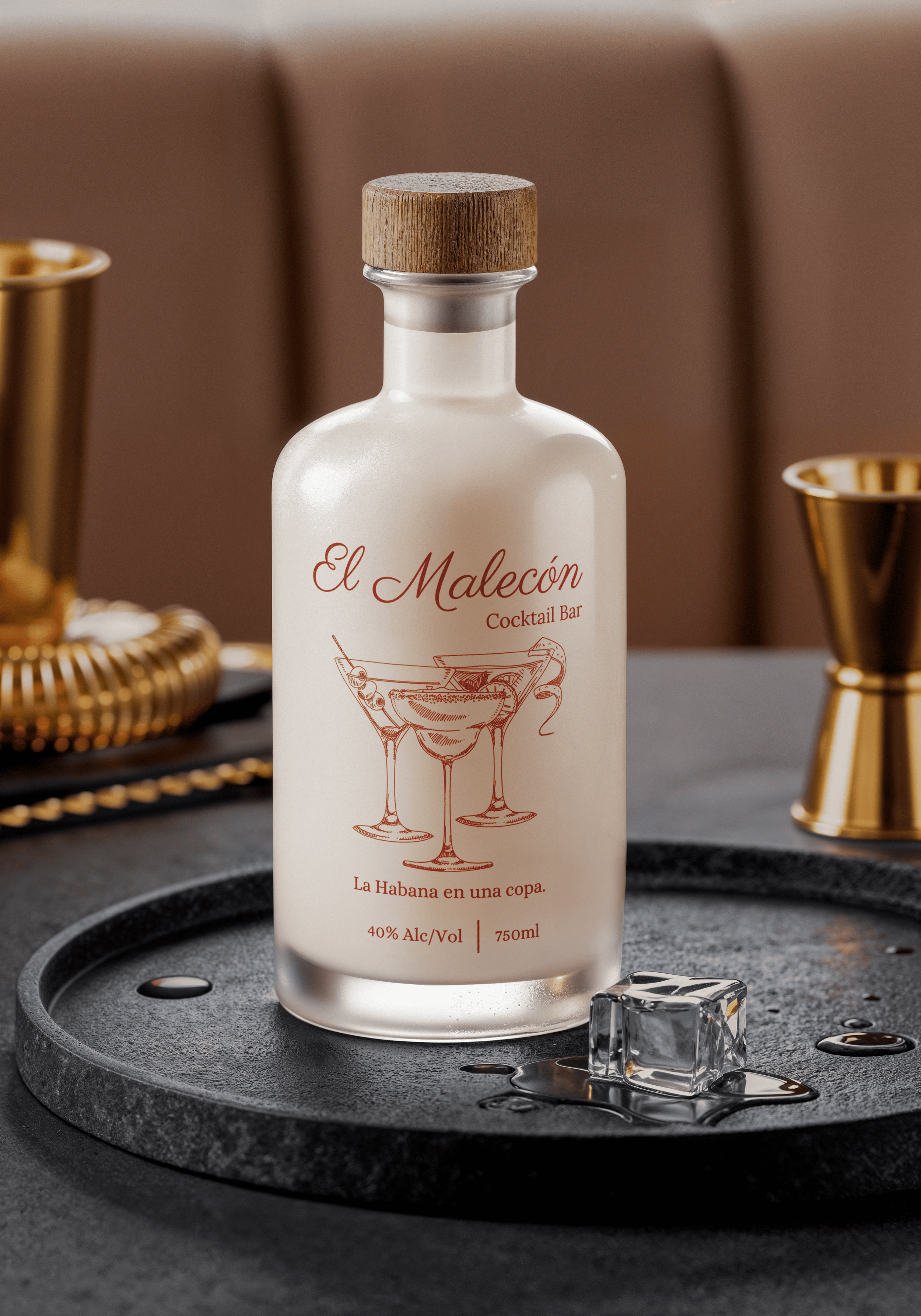 Botella de licor El Malecón en un plato negro con hielo y gotas de líquido, fondo de sillón marrón y utensilios dorados.
