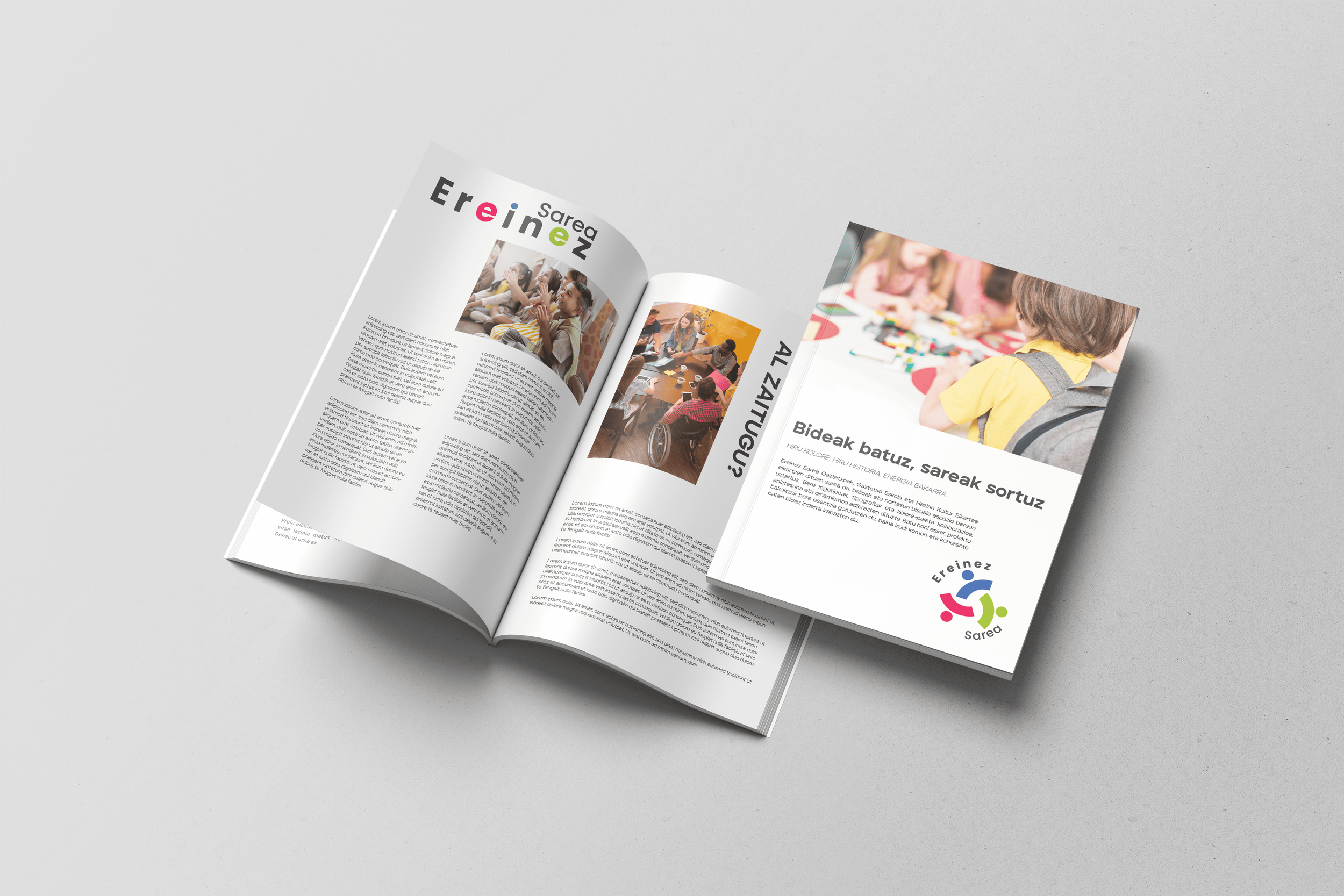 Revista abierta con imágenes de niños en sillas de ruedas y realizando actividades grupales, con texto en español y el logo de Ebinez Sareea.