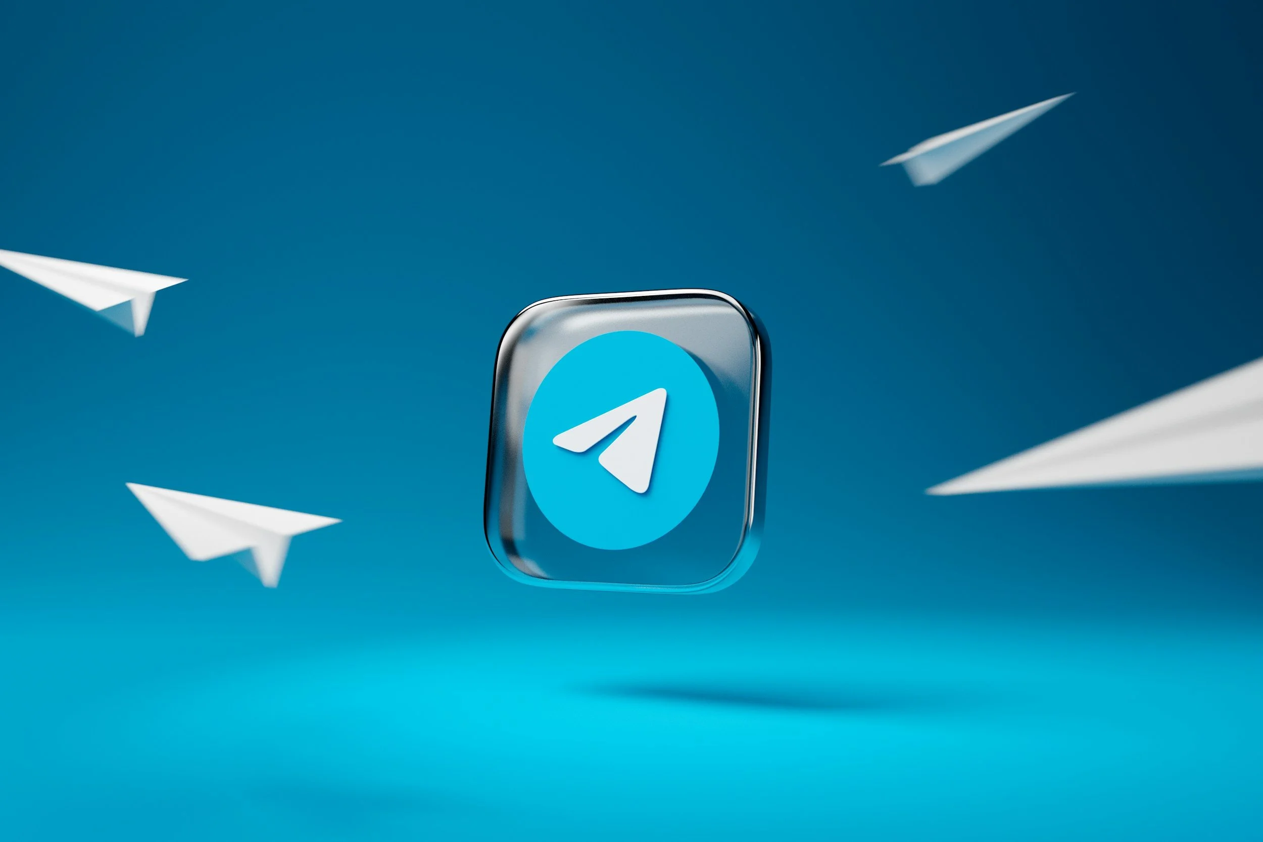 Das Telegram-Logo auf einem digitalen Bildschirm mit Papierflugzeugen, die um das Symbol fliegen.