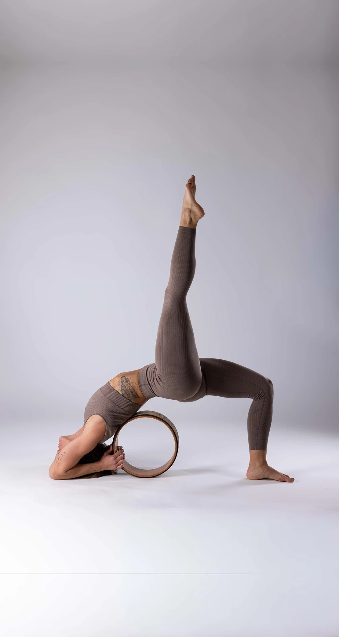 r während einer achtsamen Yoga Session im Raum Salzburg.